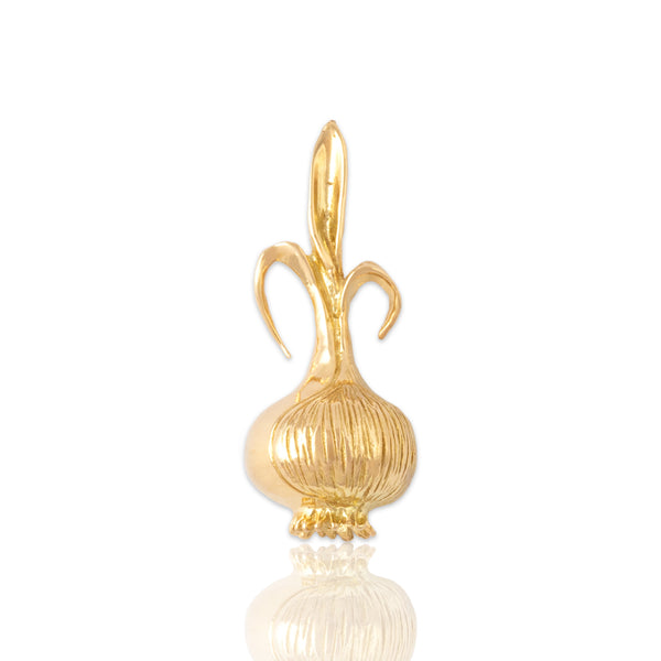 Vintage 18k Yellow Gold Adorable Growing Onion Pendant - Close-up view
