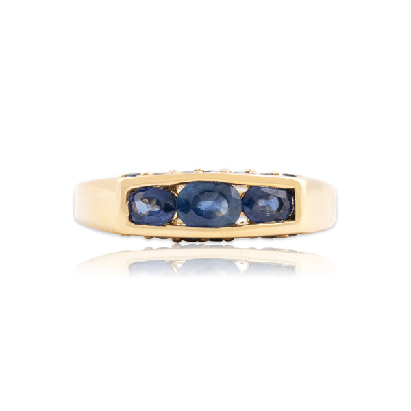 Vintage 14k Yellow Gold 1.05cttw Blue Sapphire Side Channel Ring - Close-up view