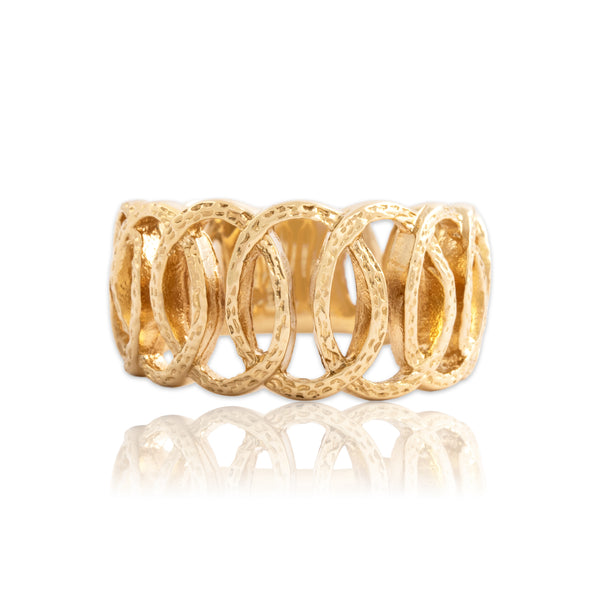 Vintage 14k Yellow Gold Wide Textured Interlocking Oval Band Ring - Close-up view