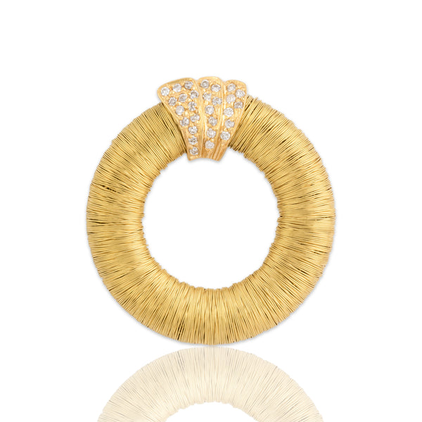 Vintage 18k Yellow Gold Diamond Shimmering Pav㨠Accent Wire Wreath Slide Pendant - Close-up view