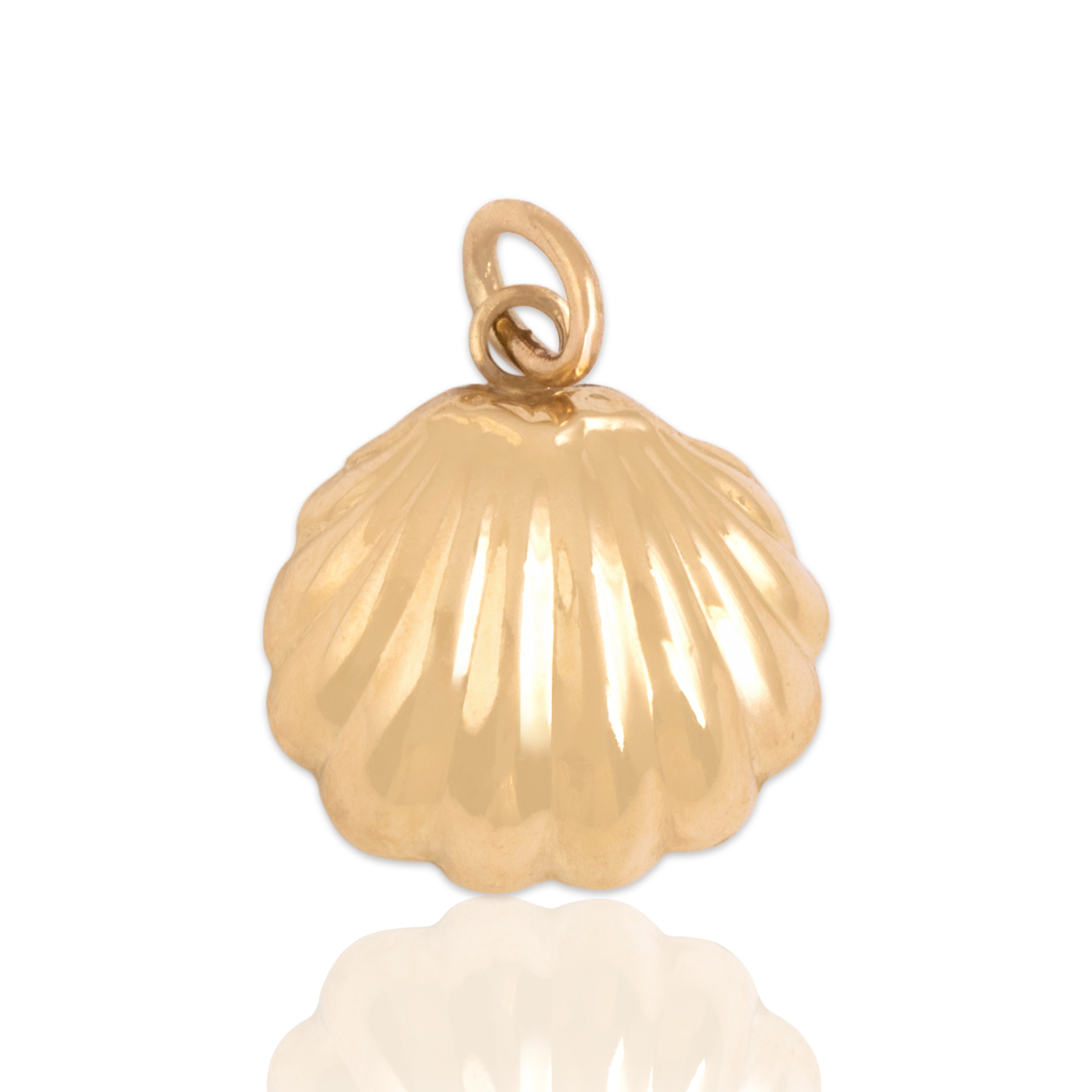 Vintage Small 14k Yellow Gold Nautical Seashell Charm / Pendant - Close-up view