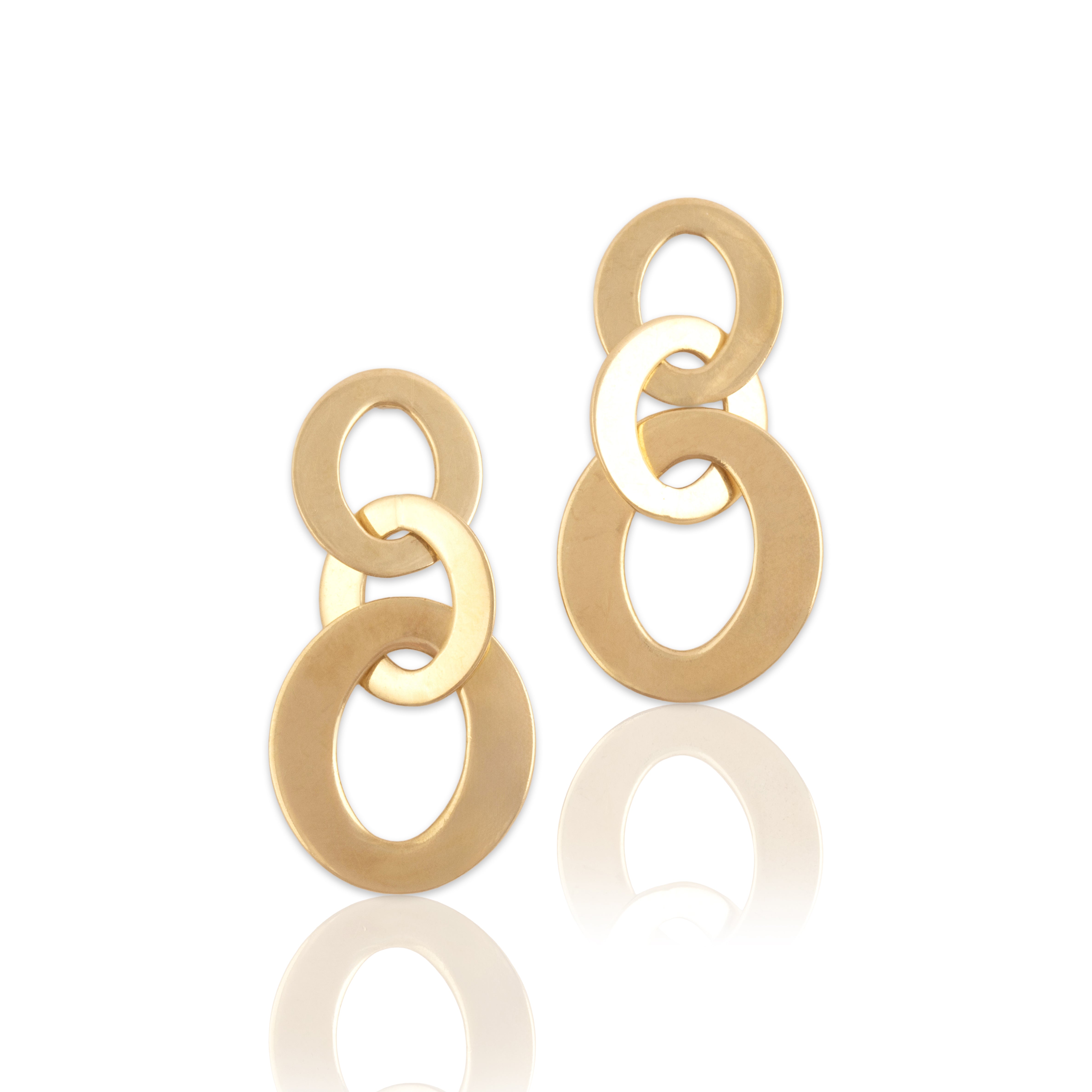 Estate Roberto Coin Italian 18k Yellow Gold Gleaming Oval Link Dangle Earrings - Close-up view