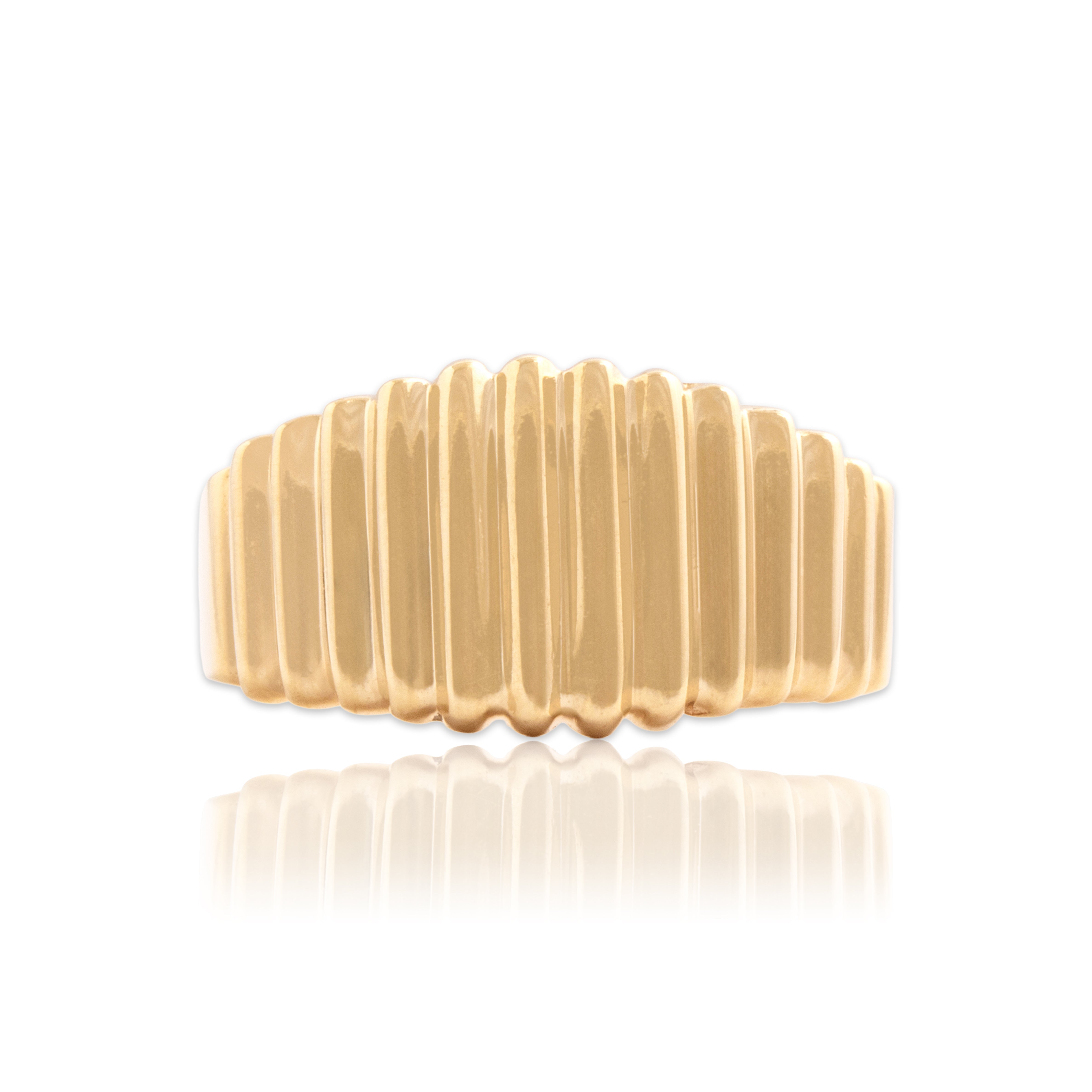 Vintage 14k Yellow Gold Graduated Ribbed Band Ring - Close-up view