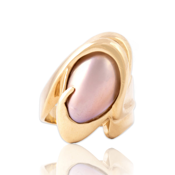 Vintage Heavy 14k Yellow Gold Mabé Pearl Luminous Sculptural Ring - Close-up view