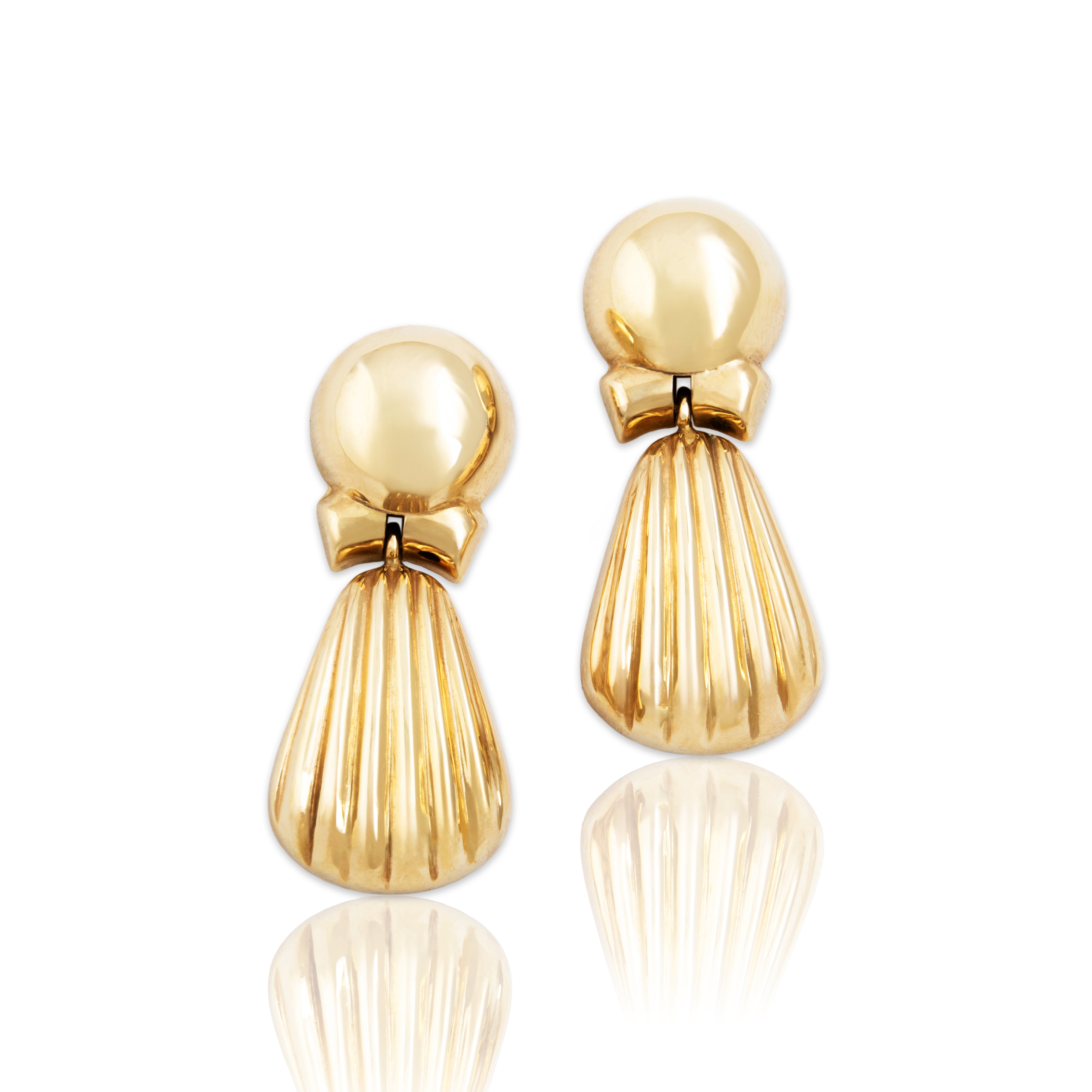 Vintage Italian Large 14k Yellow Gold Bold Ribbed Shell Dangle Earrings - Close-up view
