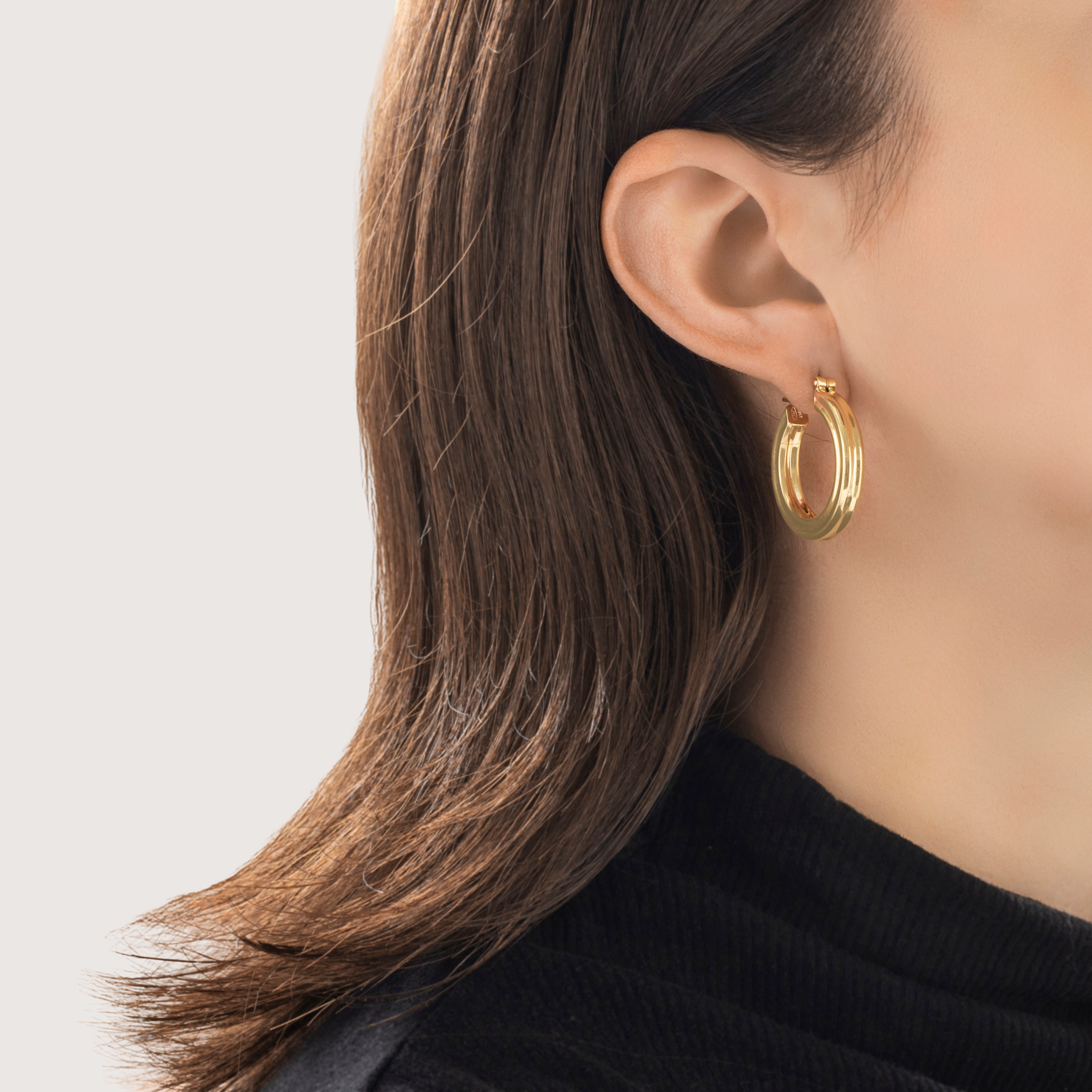 Vintage Italian 18k Yellow Gold Elegant Ribbed Hoop Earrings - On model view