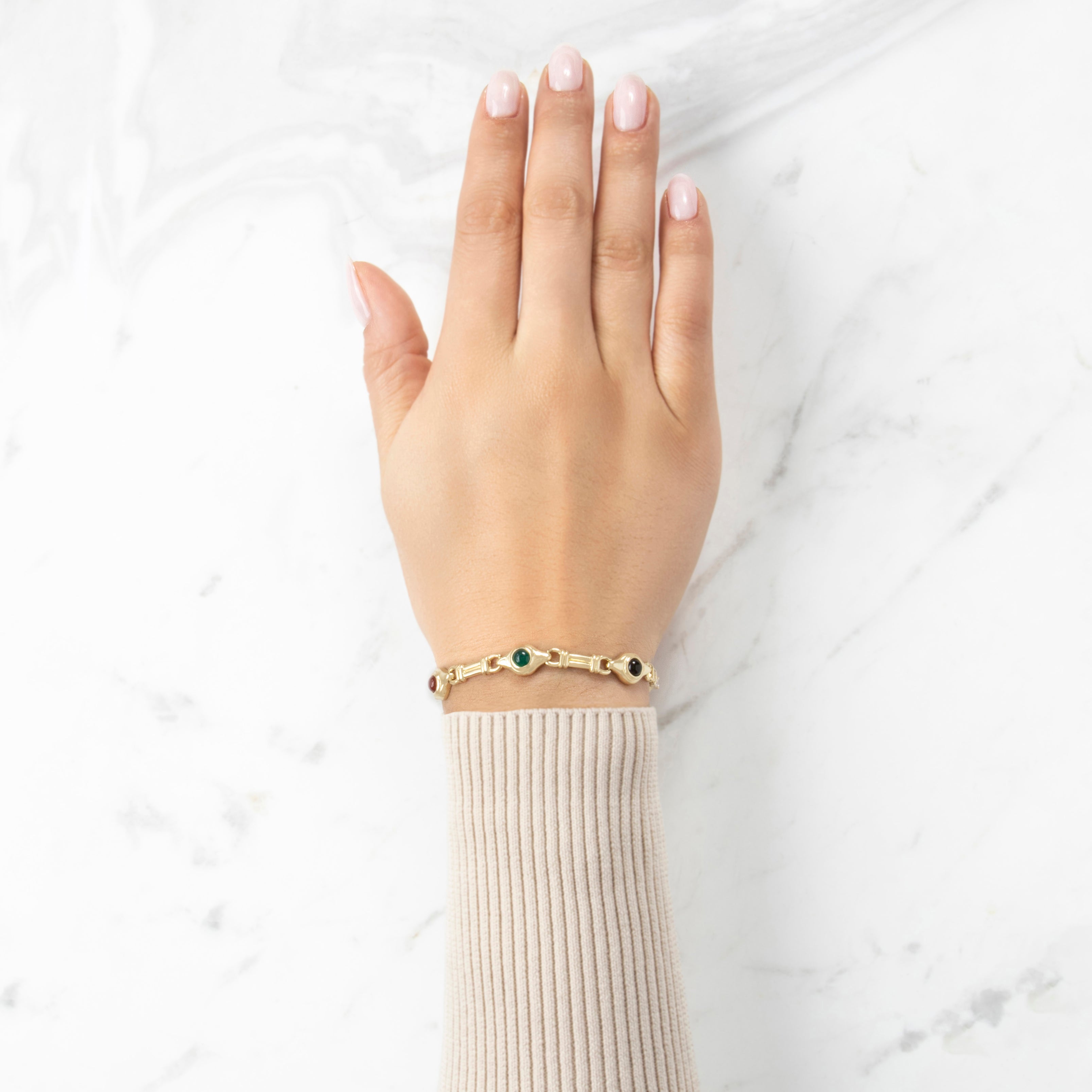 Vintage 14k Yellow Gold 1.45cttw Onyx 1cttw Carnelian Cabochon Link Bracelet - On model view