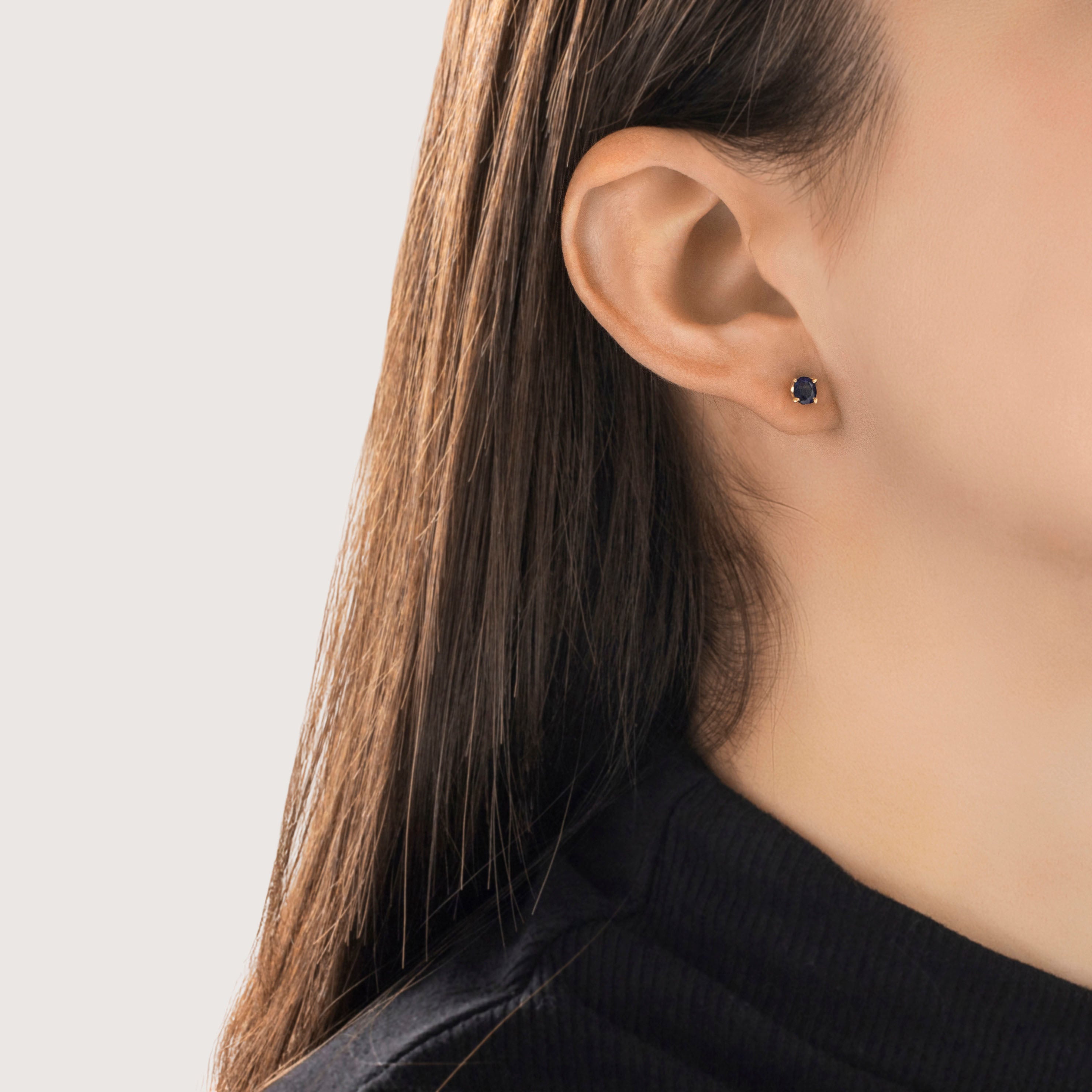 Vintage 18k Yellow Gold Blue Sapphire Pretty Everyday Oval Stud Earrings