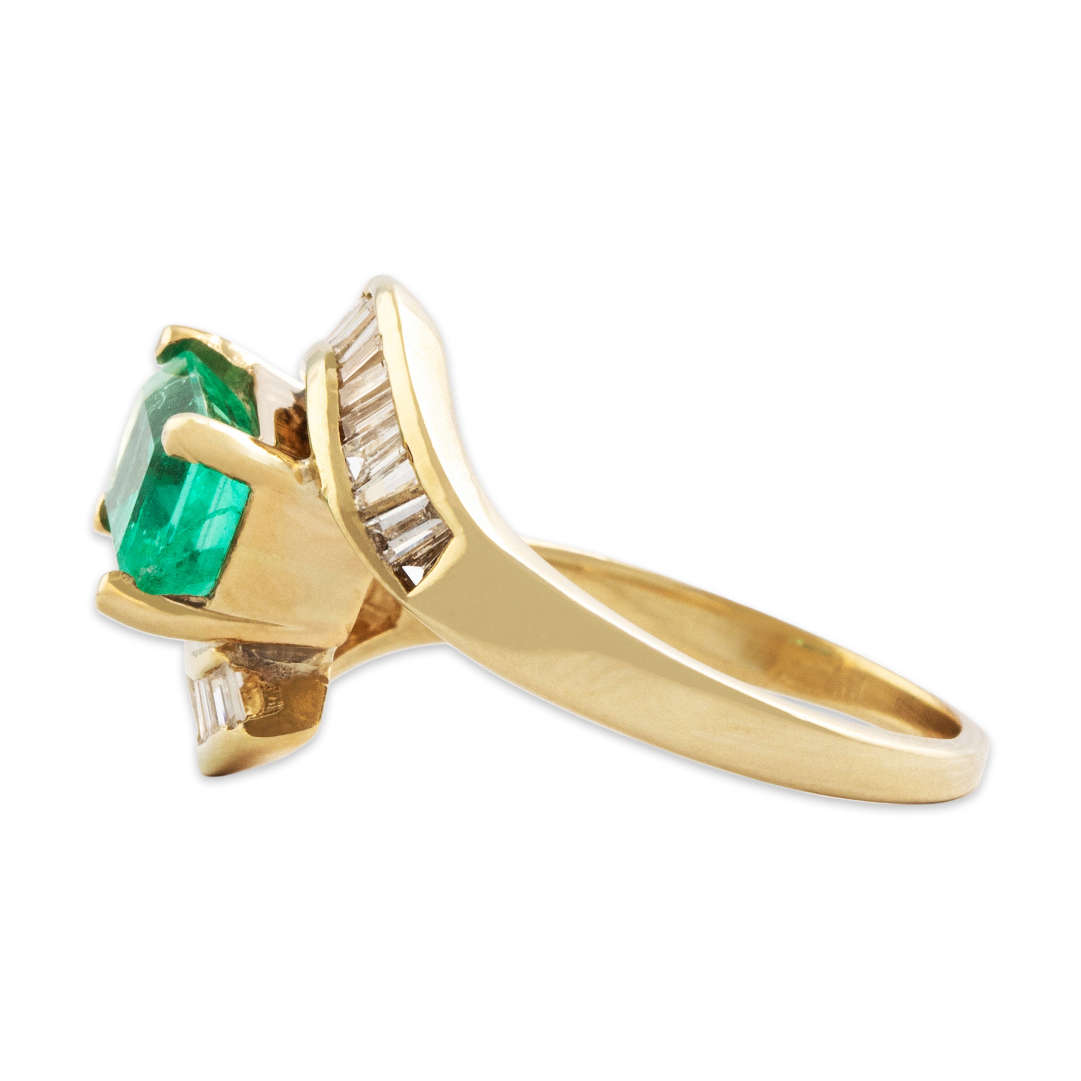 Vintage Stunning 14k Yellow Gold 1.9ct Emerald Diamond Baguette Swirl Ring - Side view