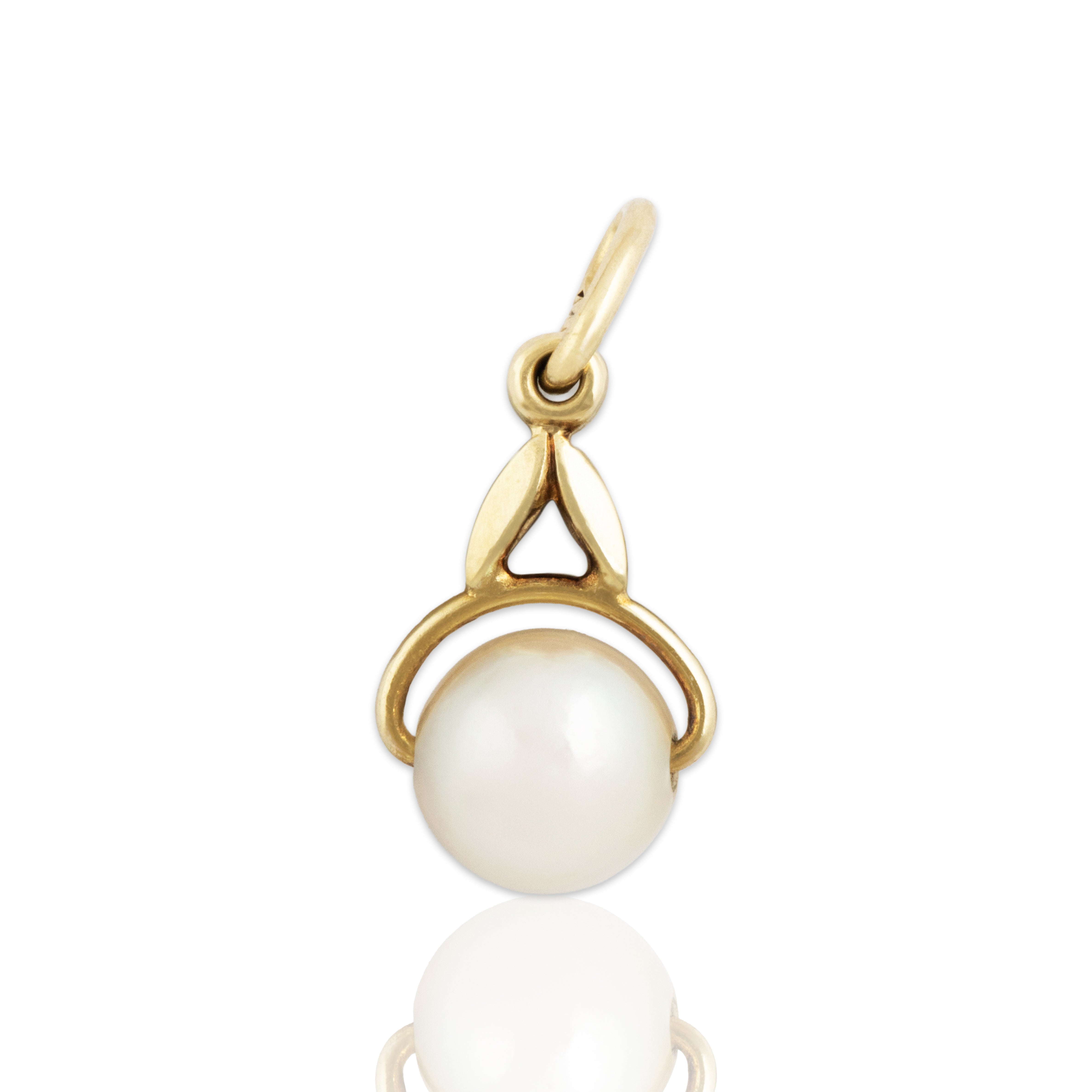 Vintage 14k Yellow Gold Pearl Simple Solitaire Charm / Pendant - Close-up view