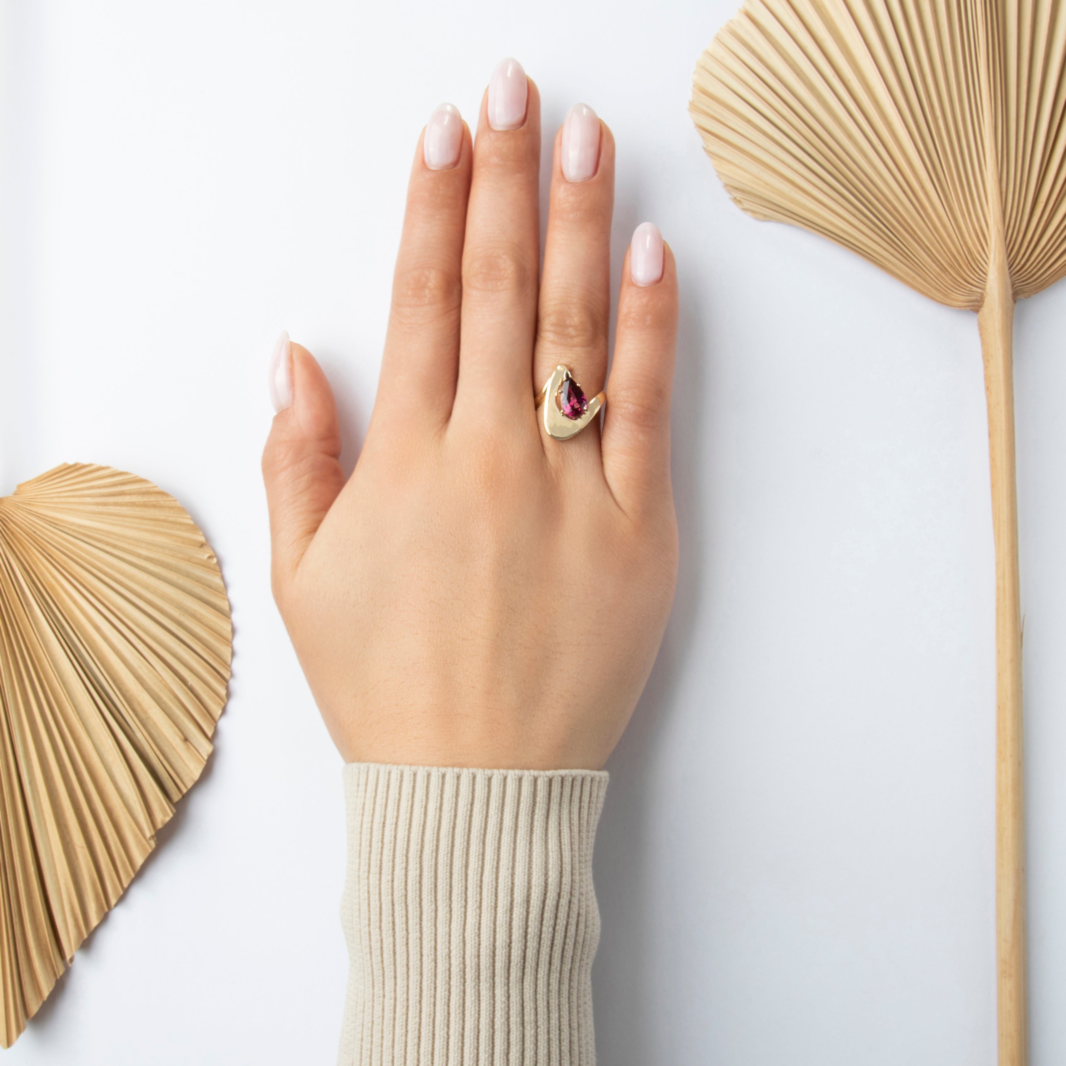 Vintage 14k Yellow Gold 2ct Rhodolite Garnet Modernist Swish Ring - On model view