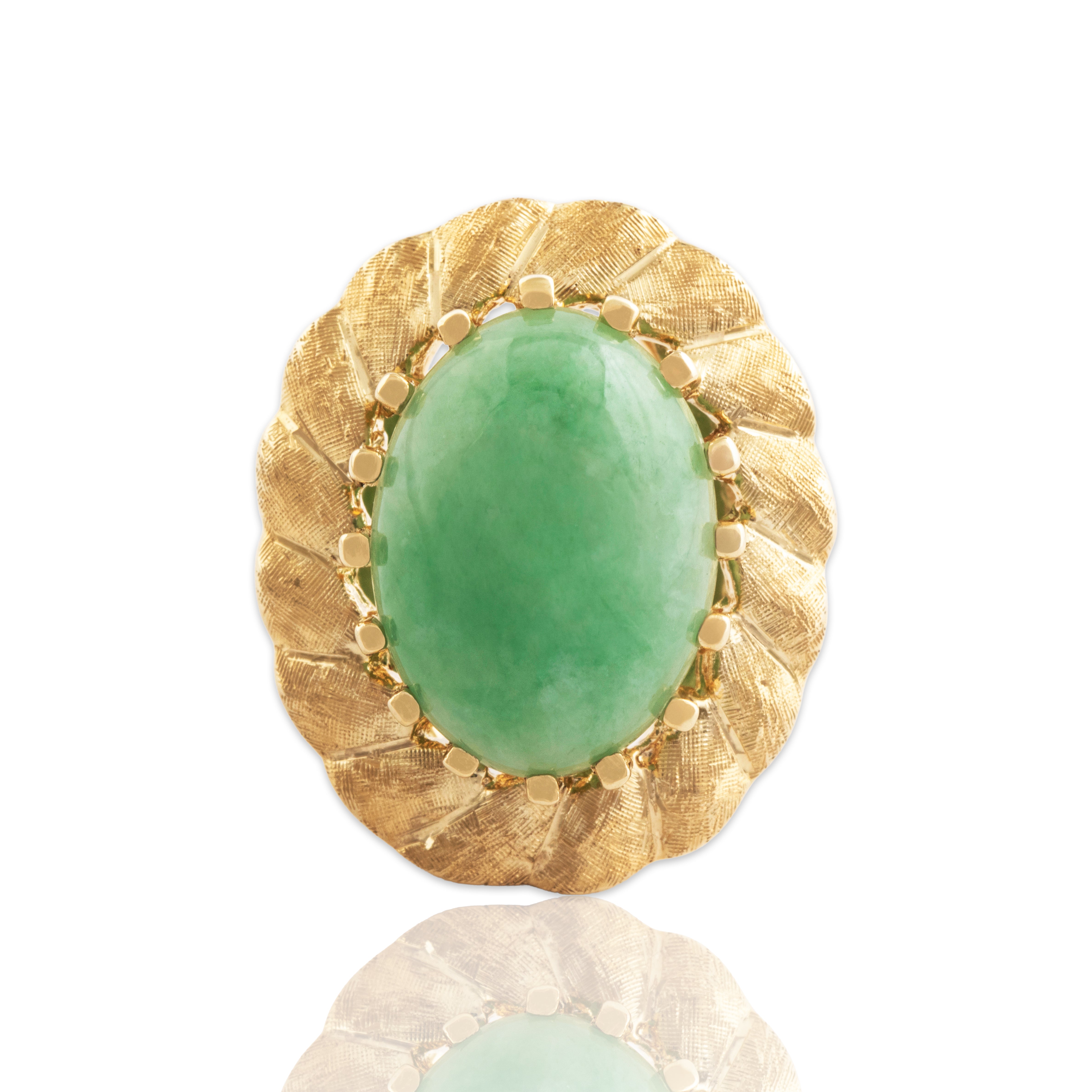 Vintage Large 14k Yellow Gold 6.8ct Jade Chic Textured Cocktail Ring - Close-up view