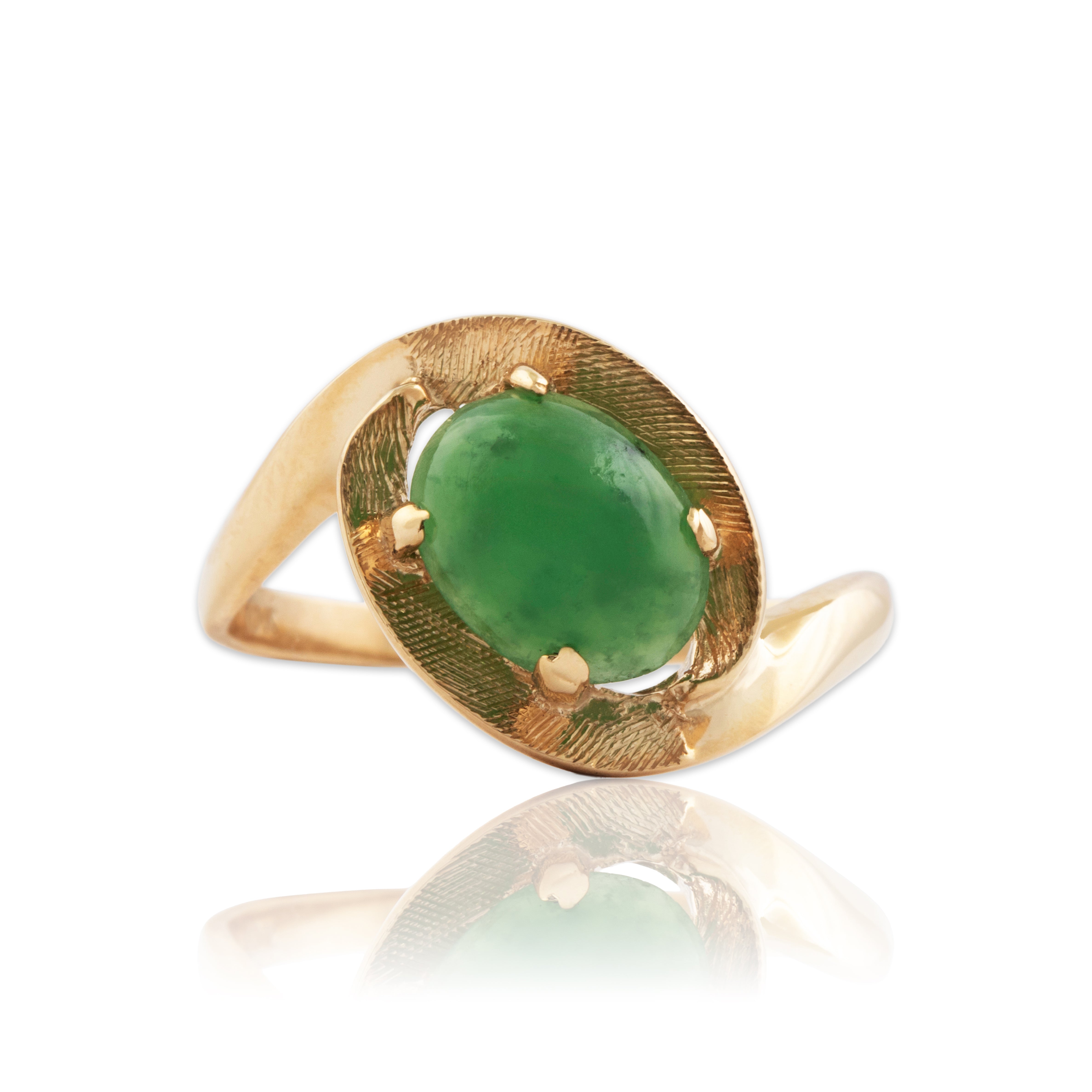 Vintage 10k Yellow Gold 1.7ct Jade Textured Nestled Basket Ring - Close-up view