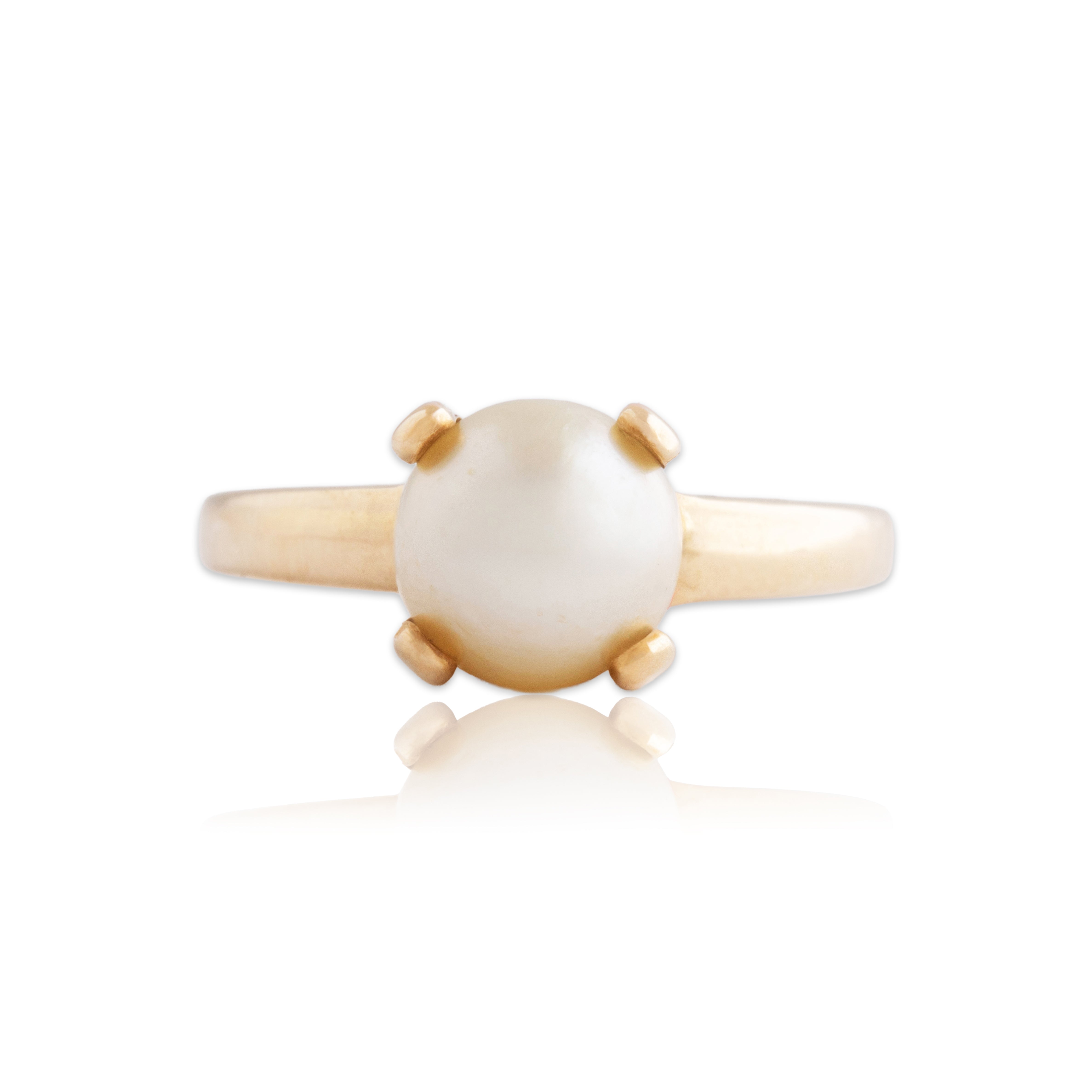 Vintage 14k Yellow Gold Pearl Elegant Solitaire Ring - Close-up view
