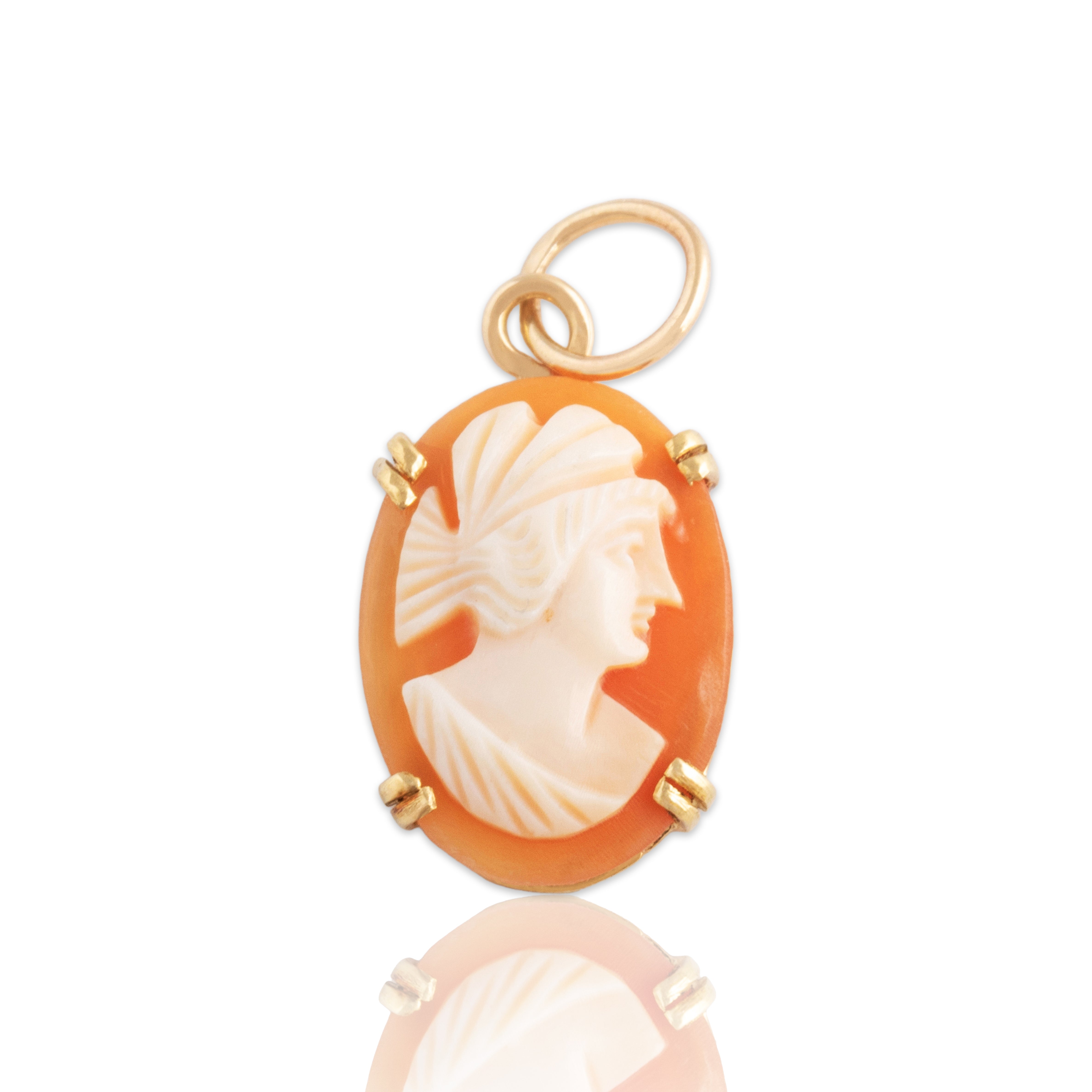 Antique 18k Yellow Gold Shell Figural Cameo Charm / Pendant - Close-up view
