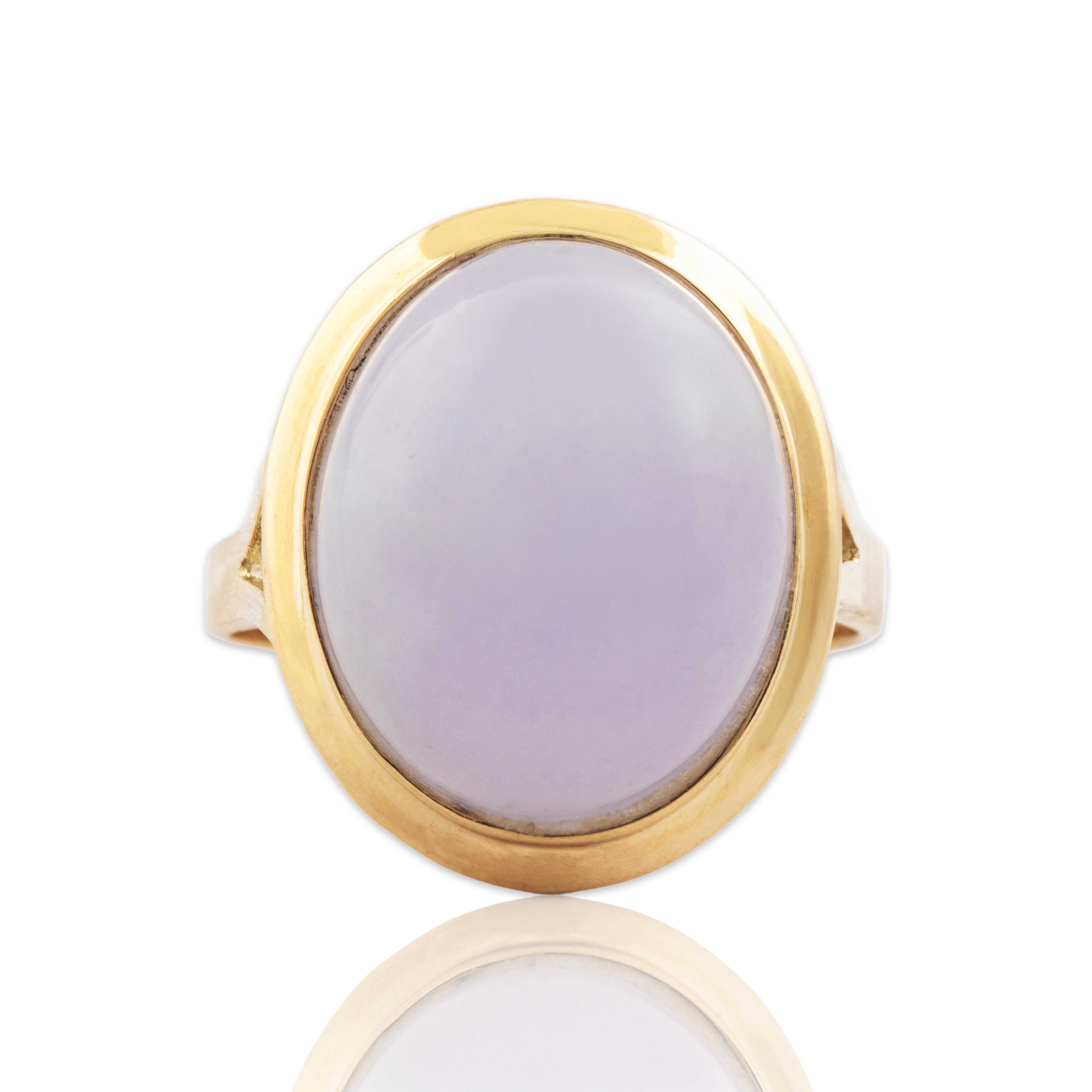 Vintage 14k Yellow Gold 13ct Lavender Jade Sleek Cabochon Ring - Close-up view