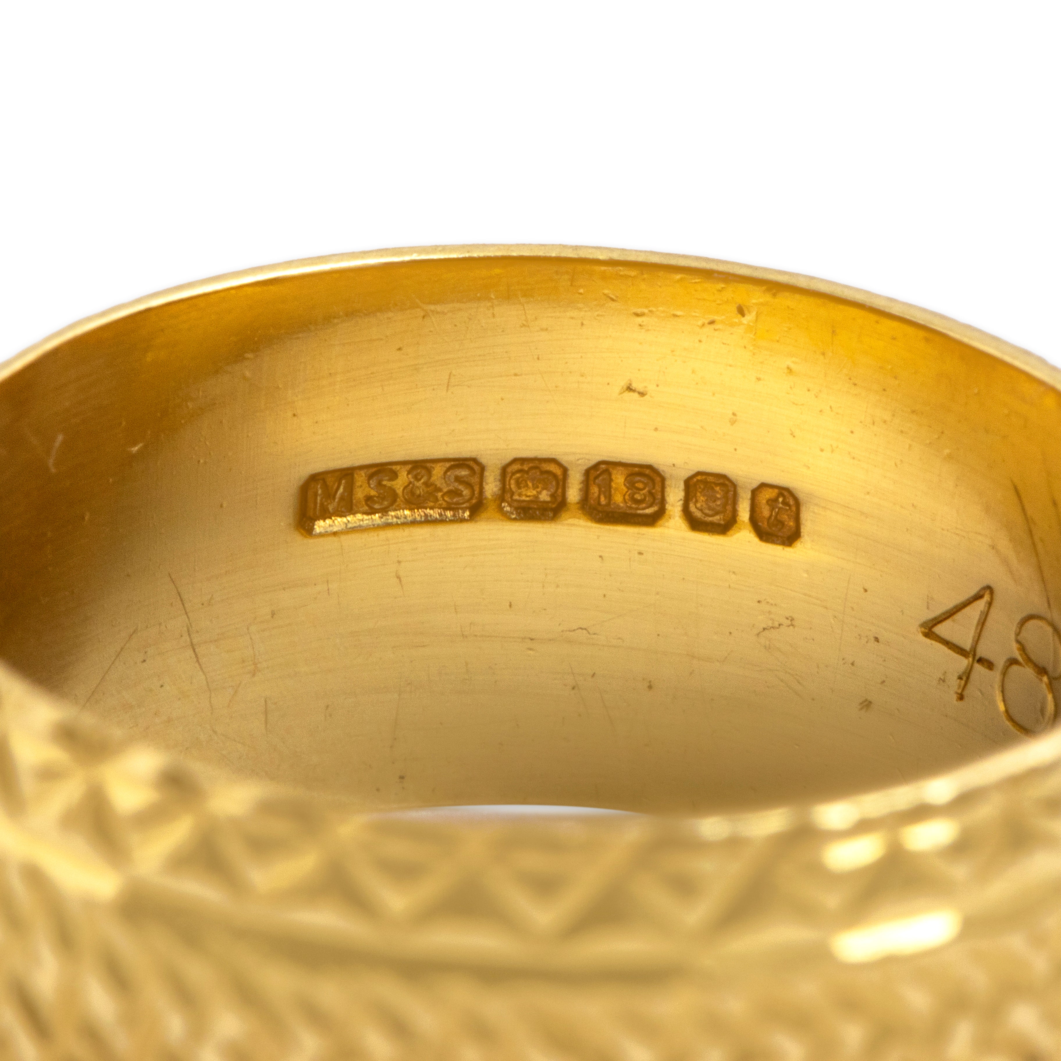 Vintage English 18k Yellow Gold Wide Incised Geometric Pattern Band Ring - Hallmark view