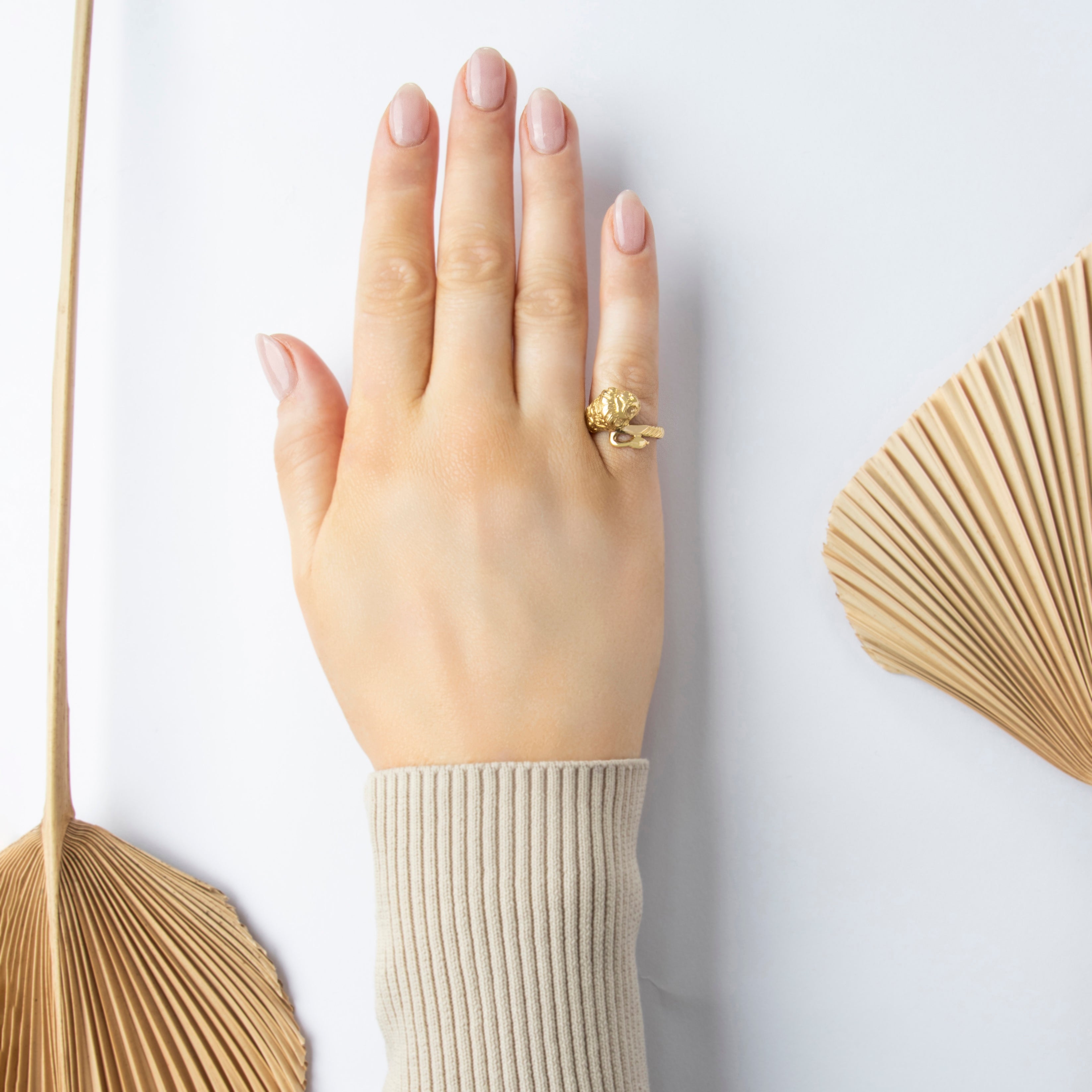 Vintage 18k Yellow Gold Blue Sapphire Cabled Tail Lion Ring - On model view