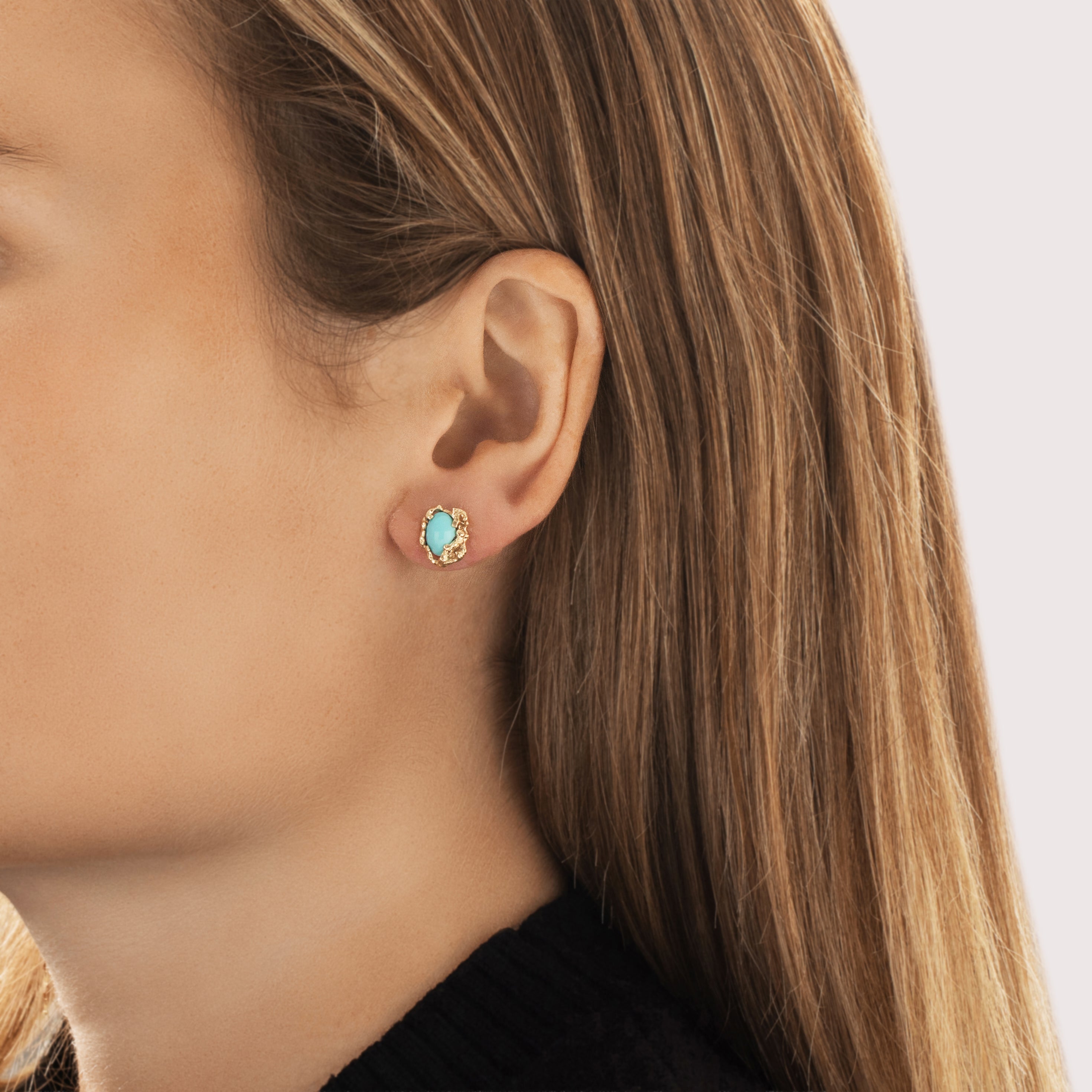 Vintage 14k Yellow Gold 1.62cttw Robin's Egg Blue Turquoise Brutalist Caged Stud Earrings - On model view