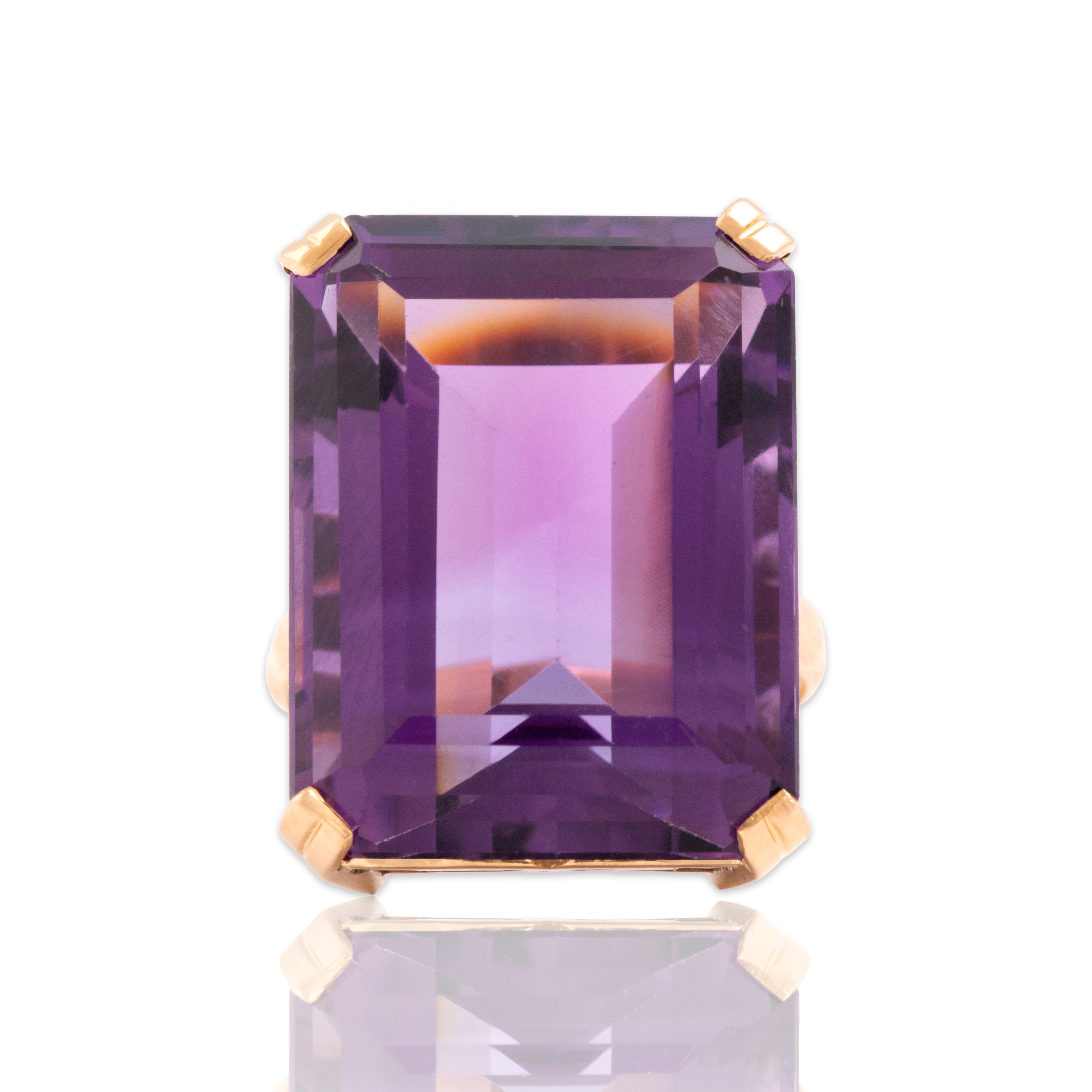 Vintage Heavy Substantial 18k Rosy Yellow Gold 24.96ct Amethyst Solitaire Cocktail Ring - Close-up view