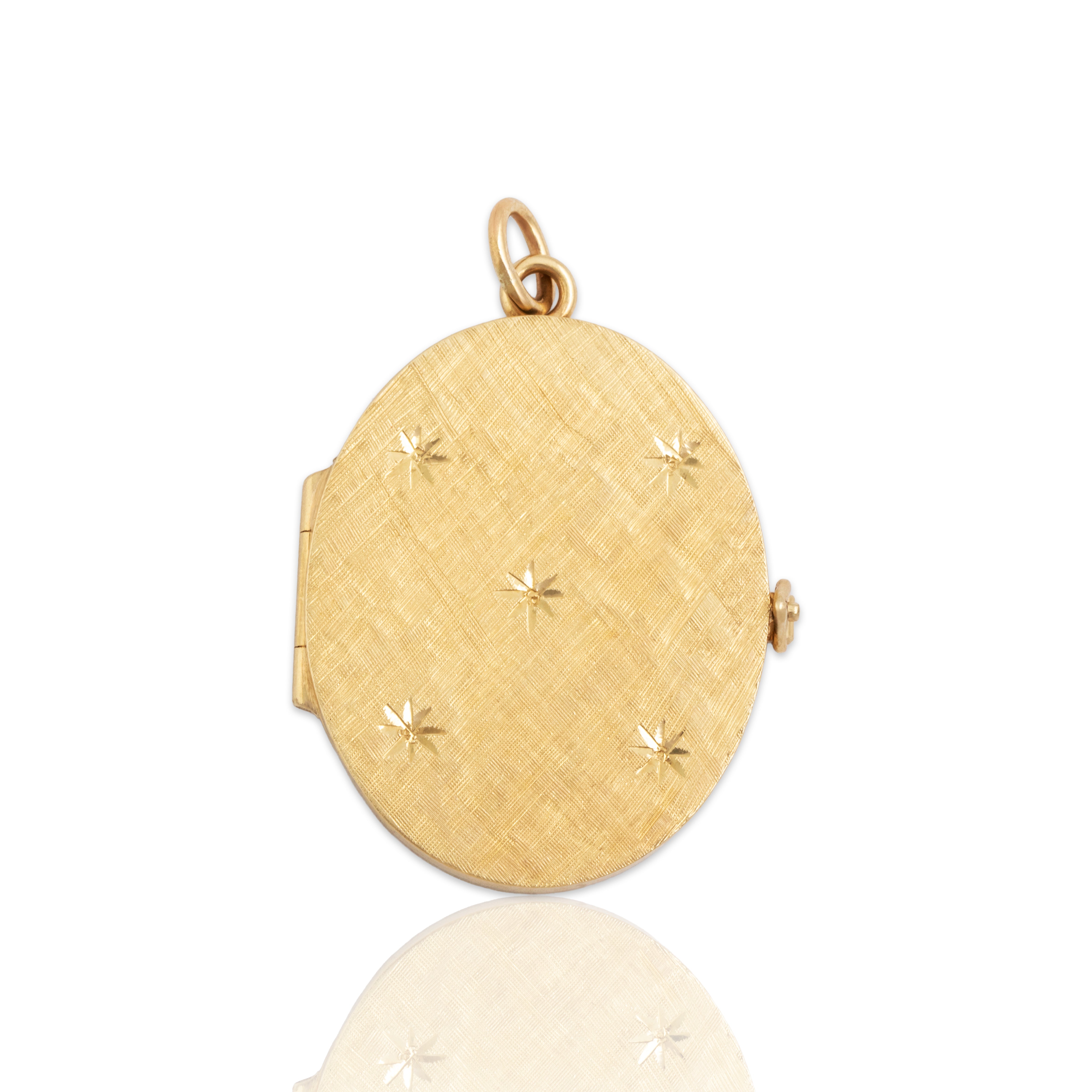 Vintage 14k Yellow Gold Large Star Patterned Locket Pendant - Close-up view