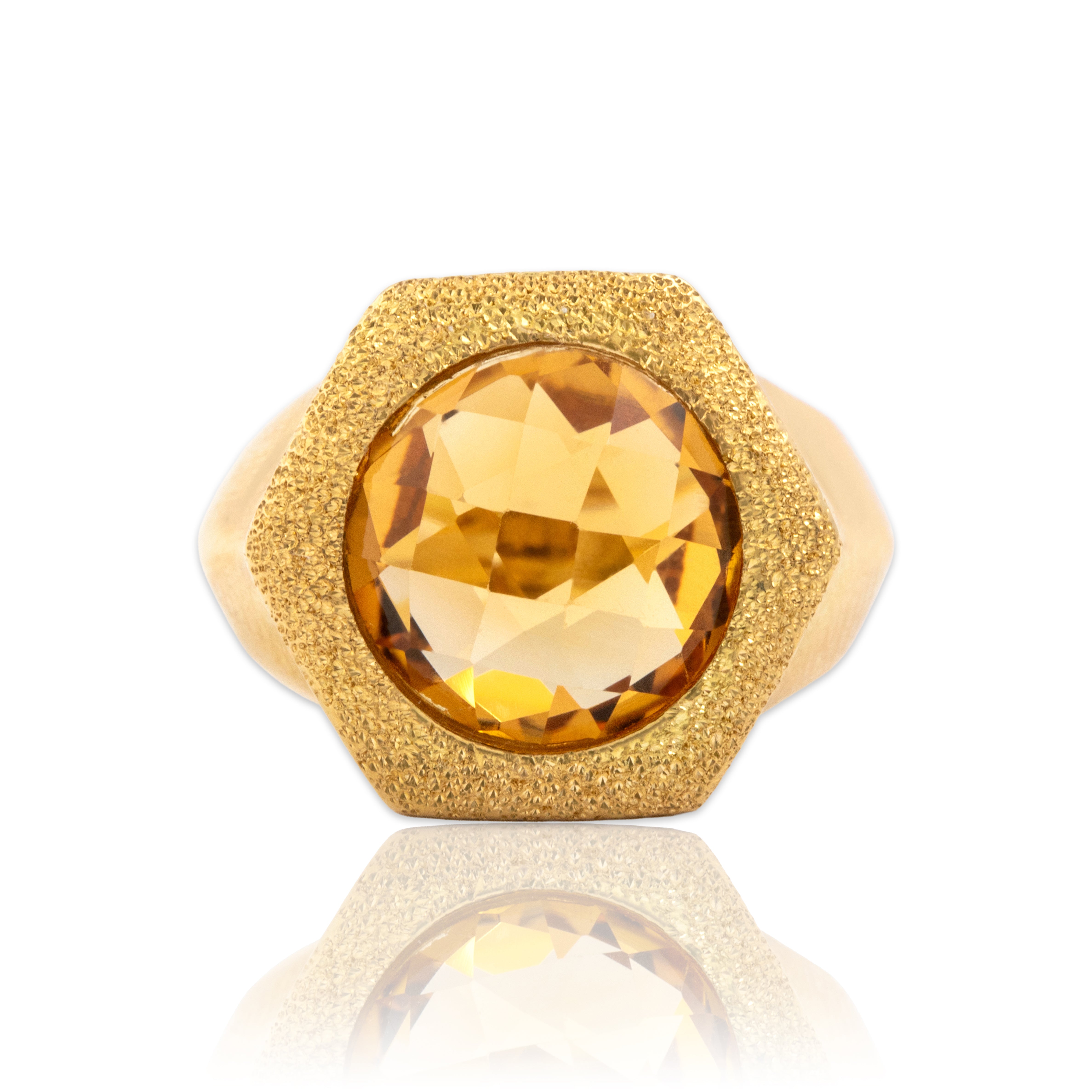 Vintage Heavy Italian 18k Yellow Gold 4.76ct Citrine Sculptural Hexagon Ring - Close-up view