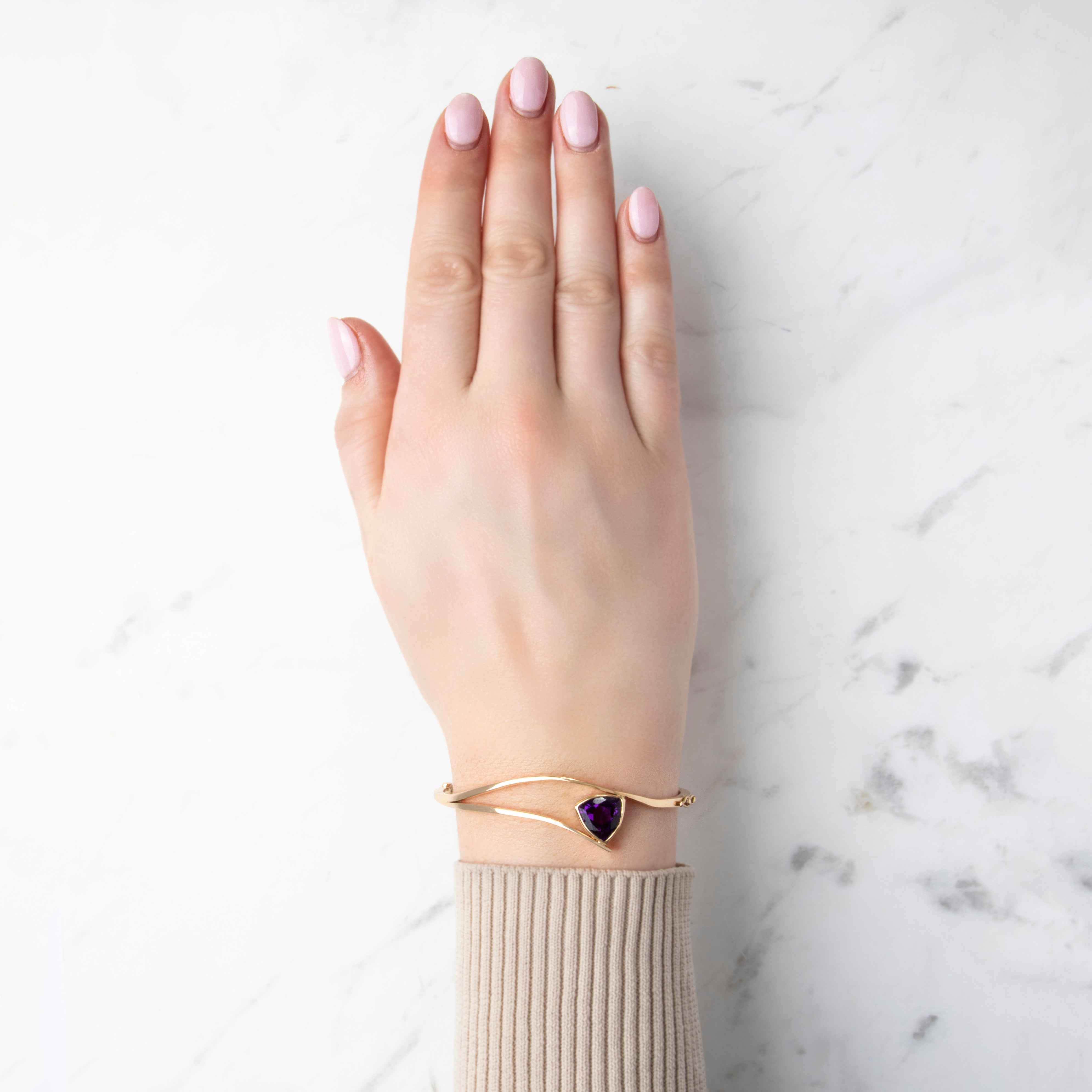 Vintage 14k Yellow Gold Amethyst Sleek Modern Trilliant Twist Bangle Bracelet - On model view