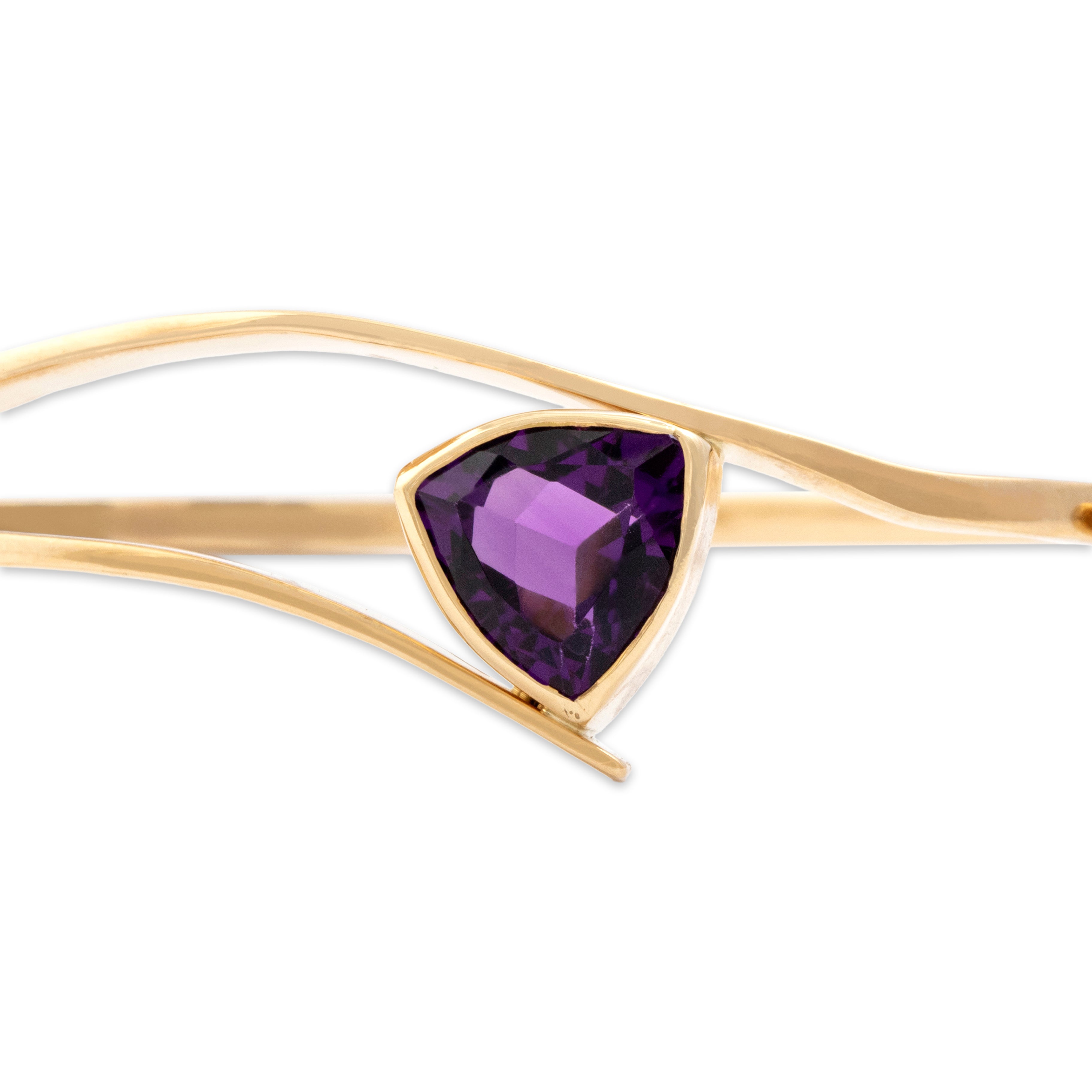 Vintage 14k Yellow Gold Amethyst Sleek Modern Trilliant Twist Bangle Bracelet - detail view #2