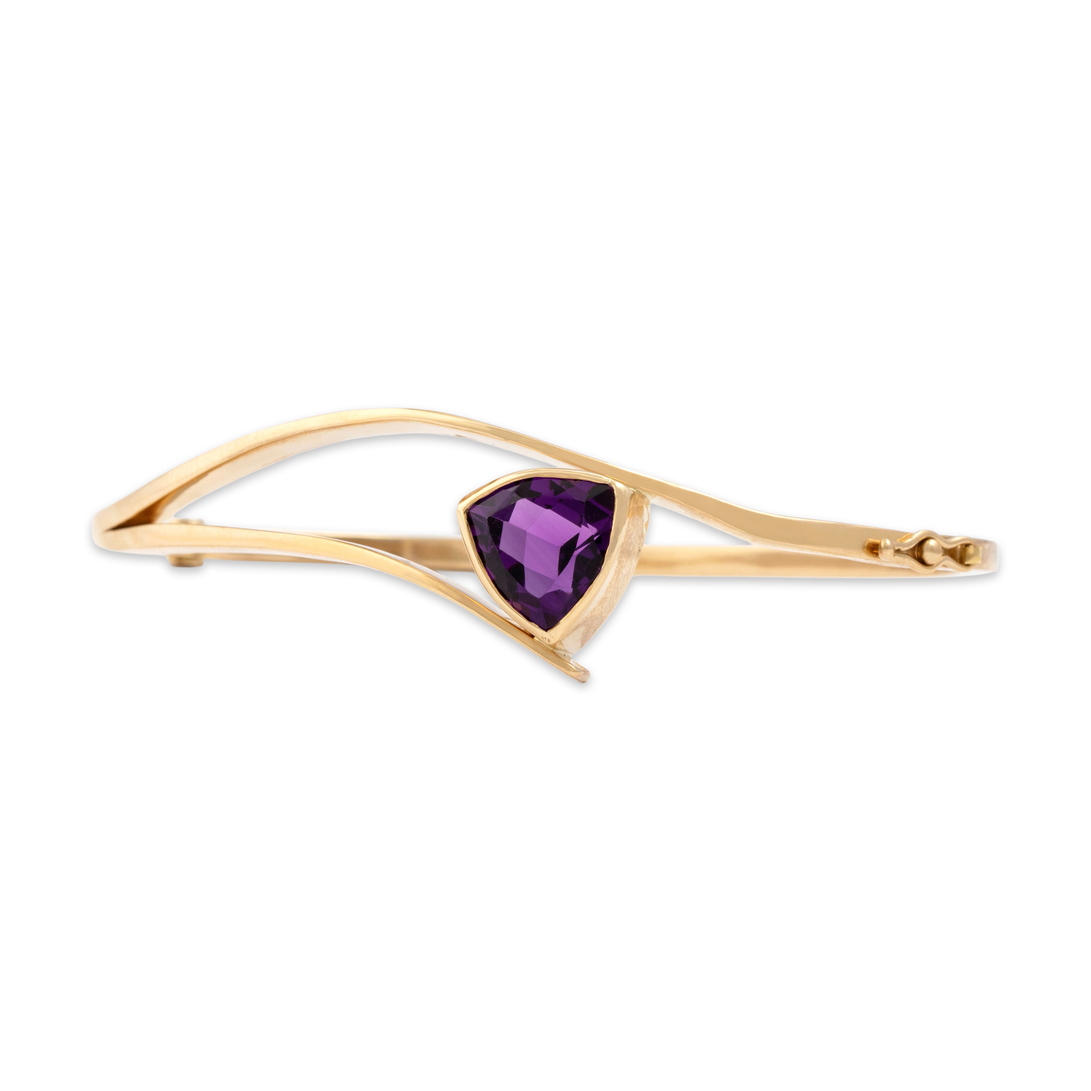 Vintage 14k Yellow Gold Amethyst Sleek Modern Trilliant Twist Bangle Bracelet - Close-up view