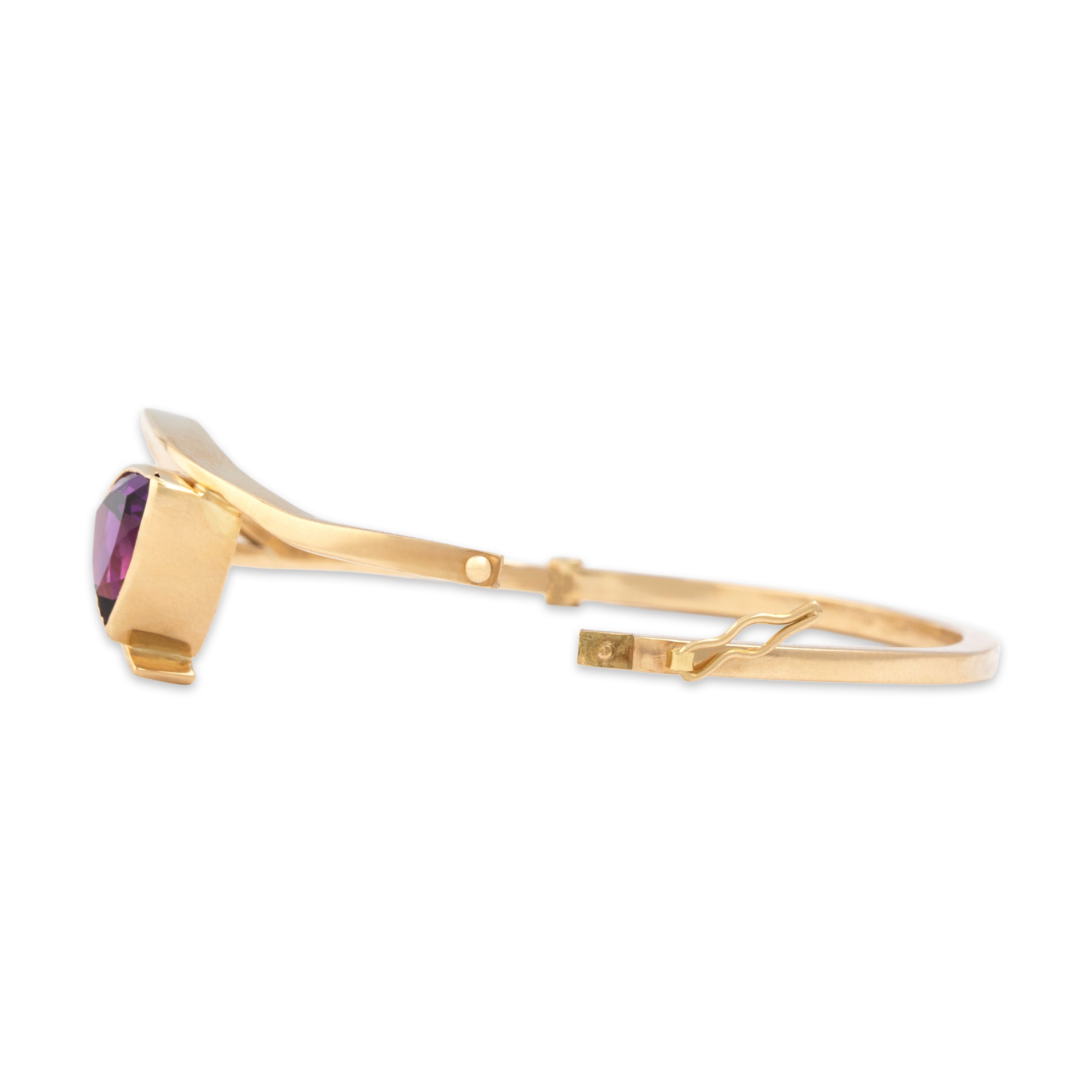 Vintage 14k Yellow Gold Amethyst Sleek Modern Trilliant Twist Bangle Bracelet - clasp view