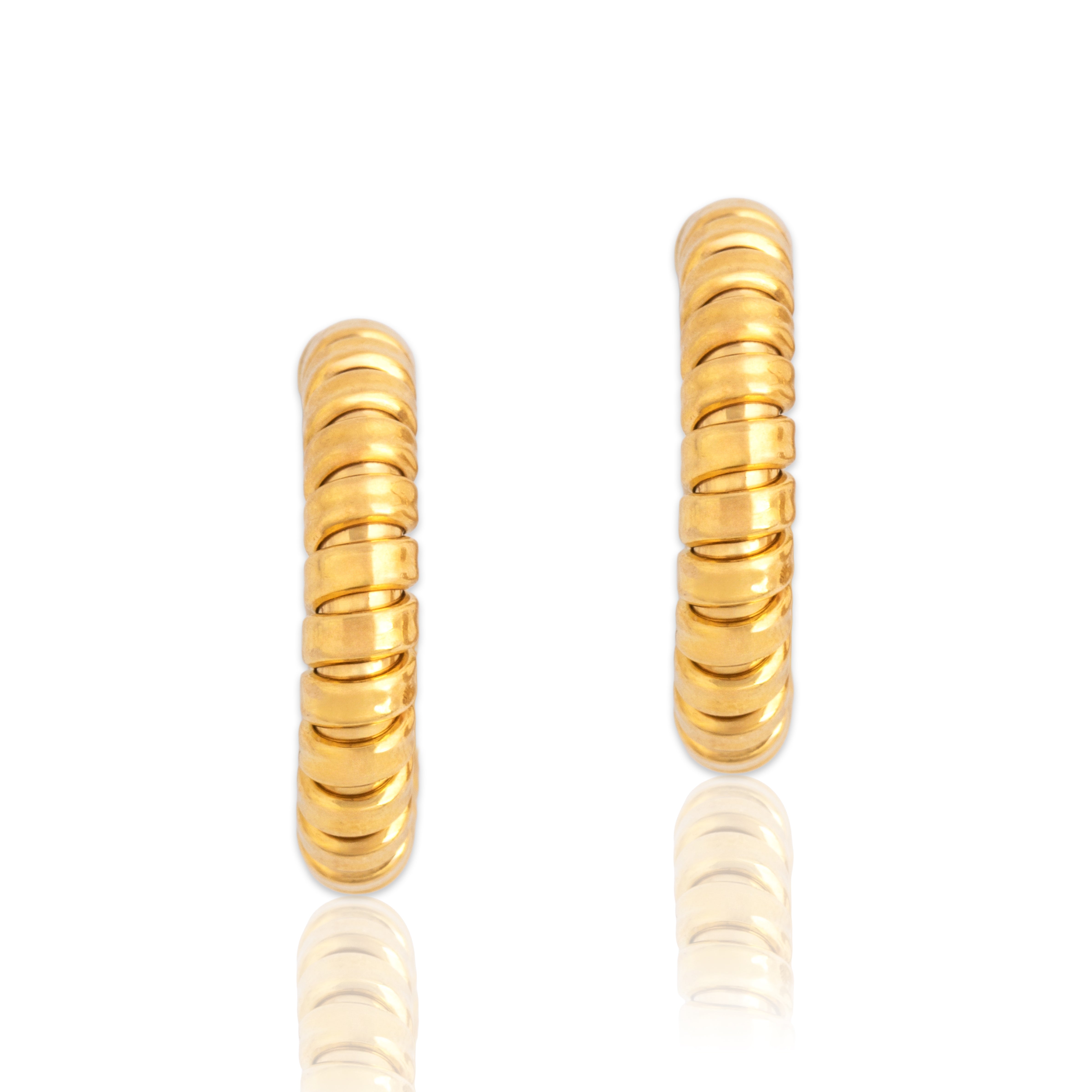 Vintage Italian 18k Yellow Gold Ribbed Hoop Earrings - Close-up view