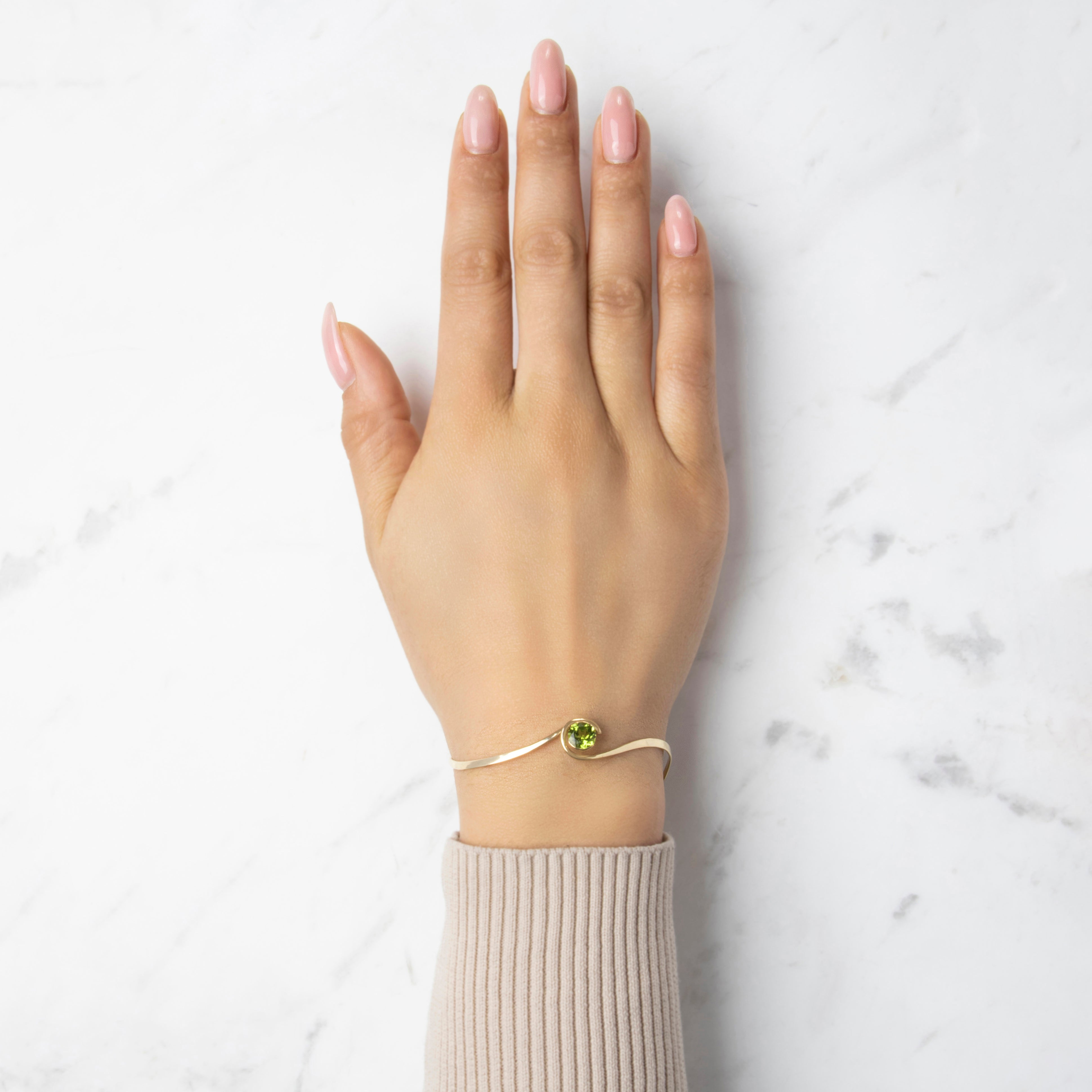 Vintage 14k Yellow Gold Peridot Bright Swirling Bracelet - On model view