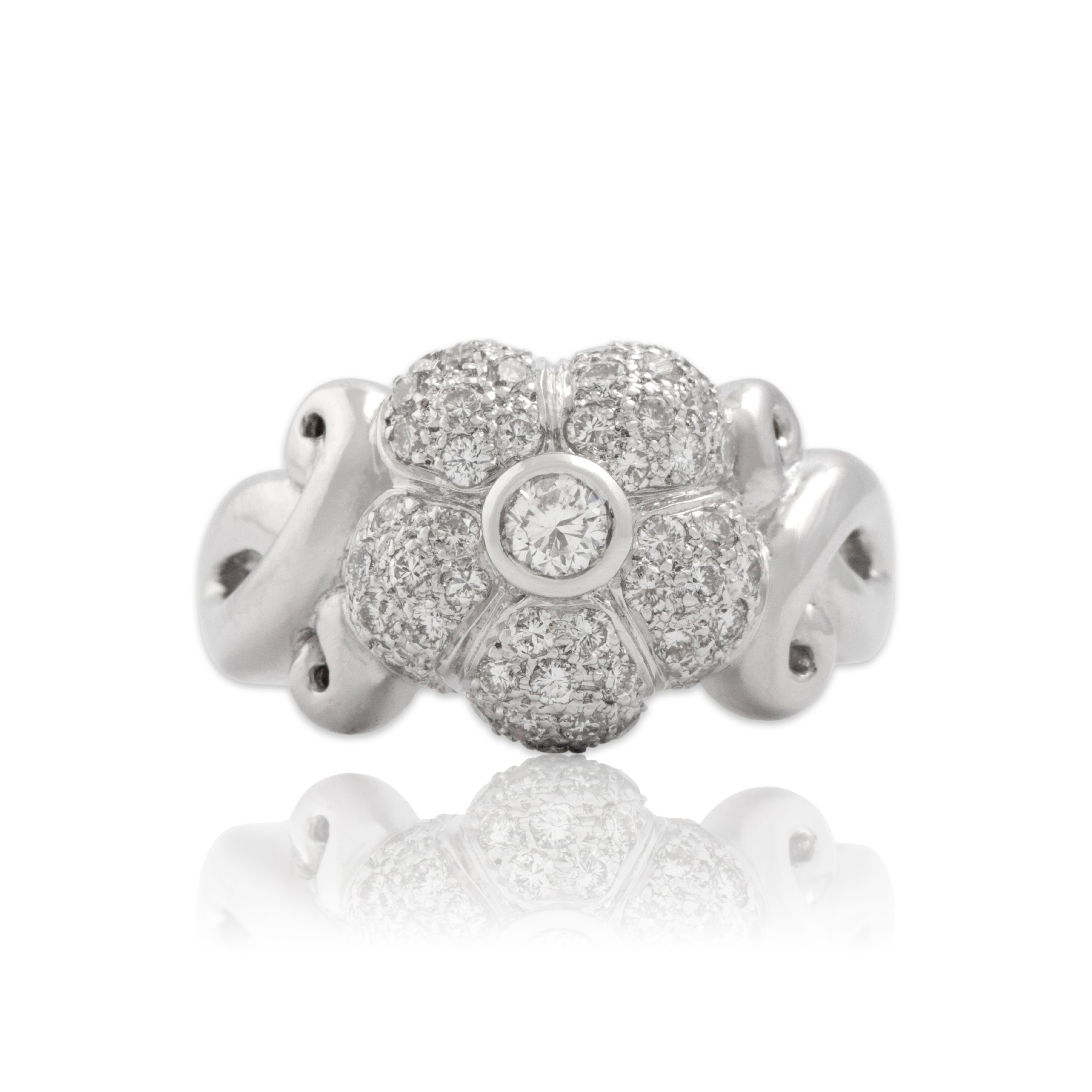 Vintage 18k White Gold Diamond Glittering Flower Ring 6.75