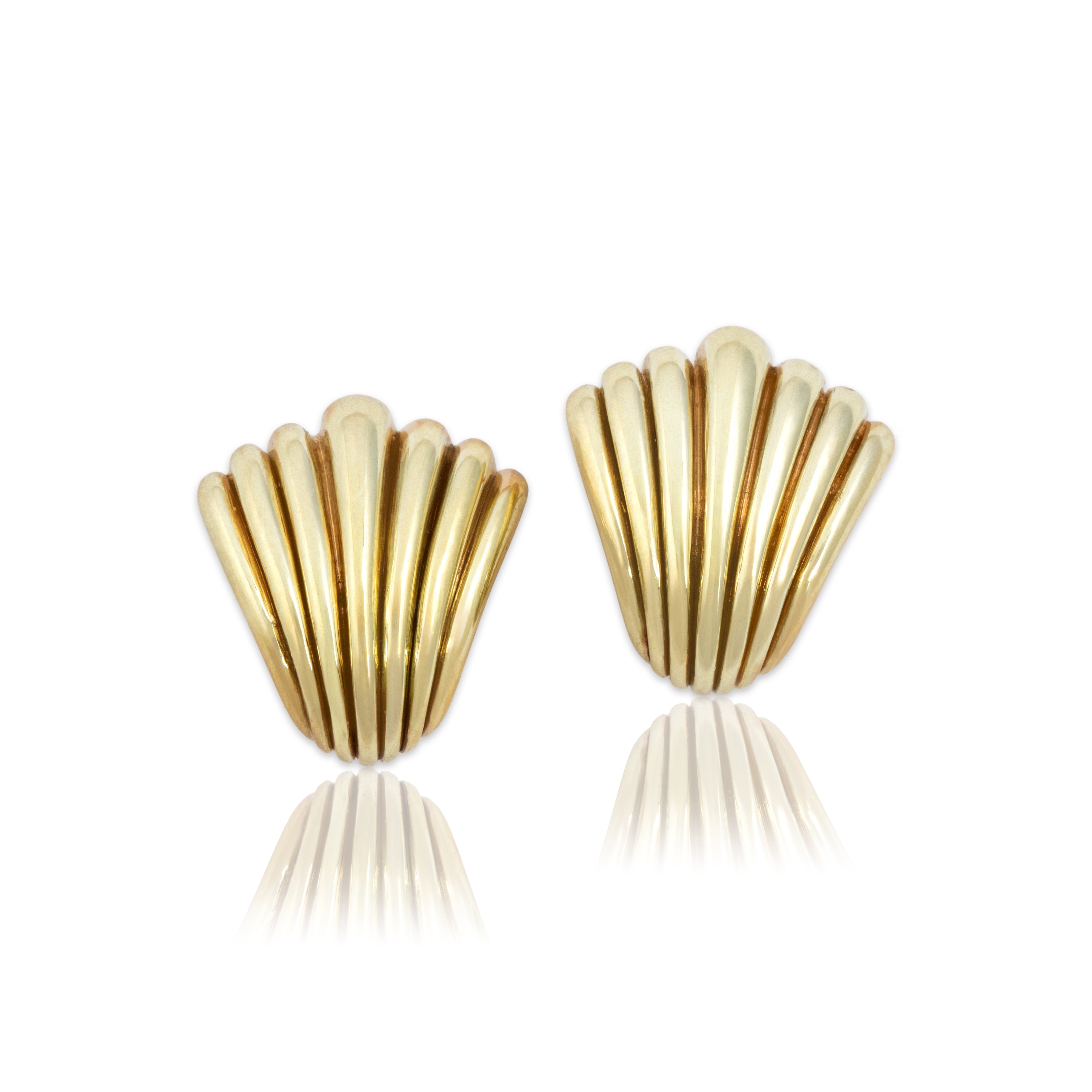Vintage Lightweight 14k Yellow Gold Shell Motif Stud Earrings - Close-up view