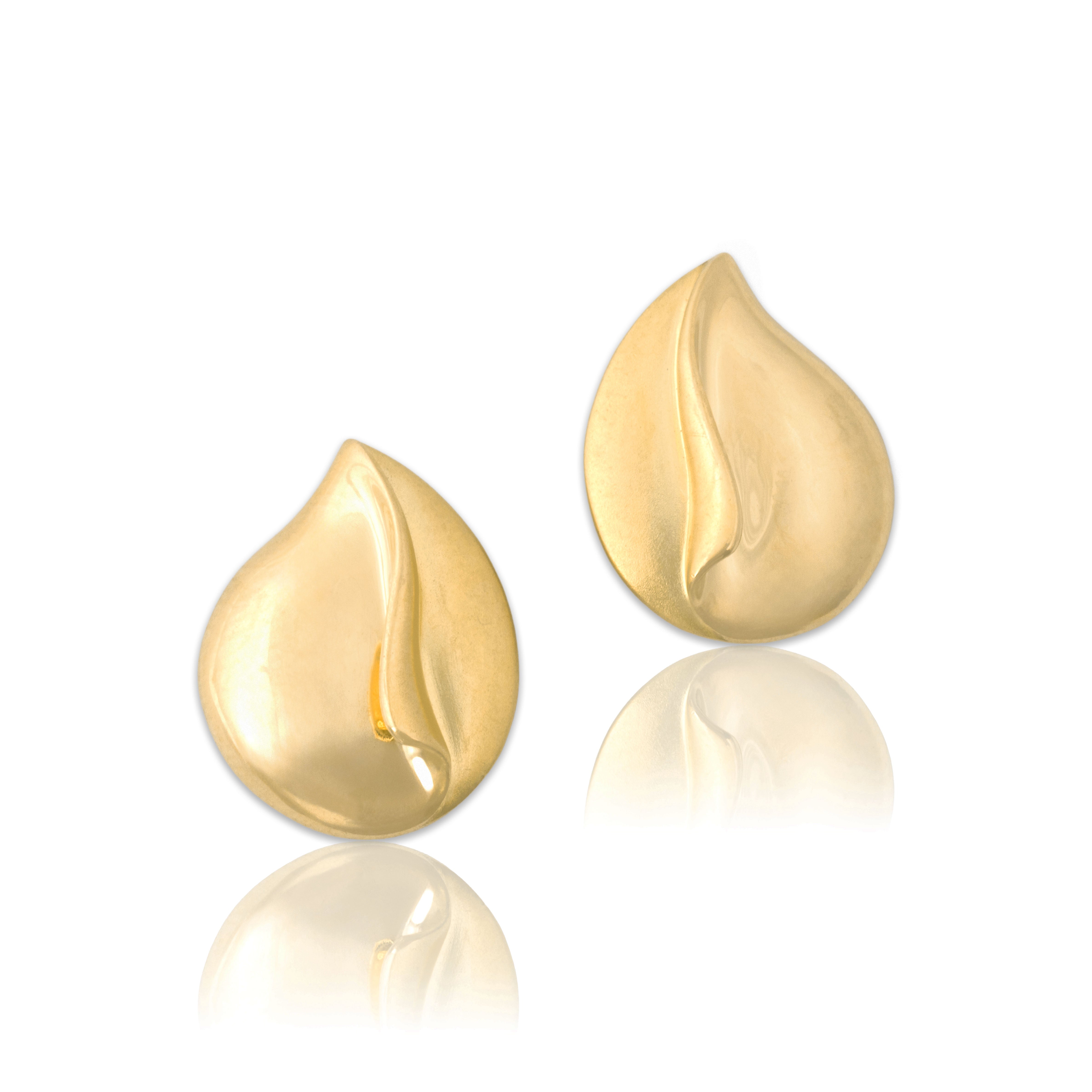 Vintage 18k Yellow Gold Artistic Swirling Flourish Stud Earrings - Close-up view