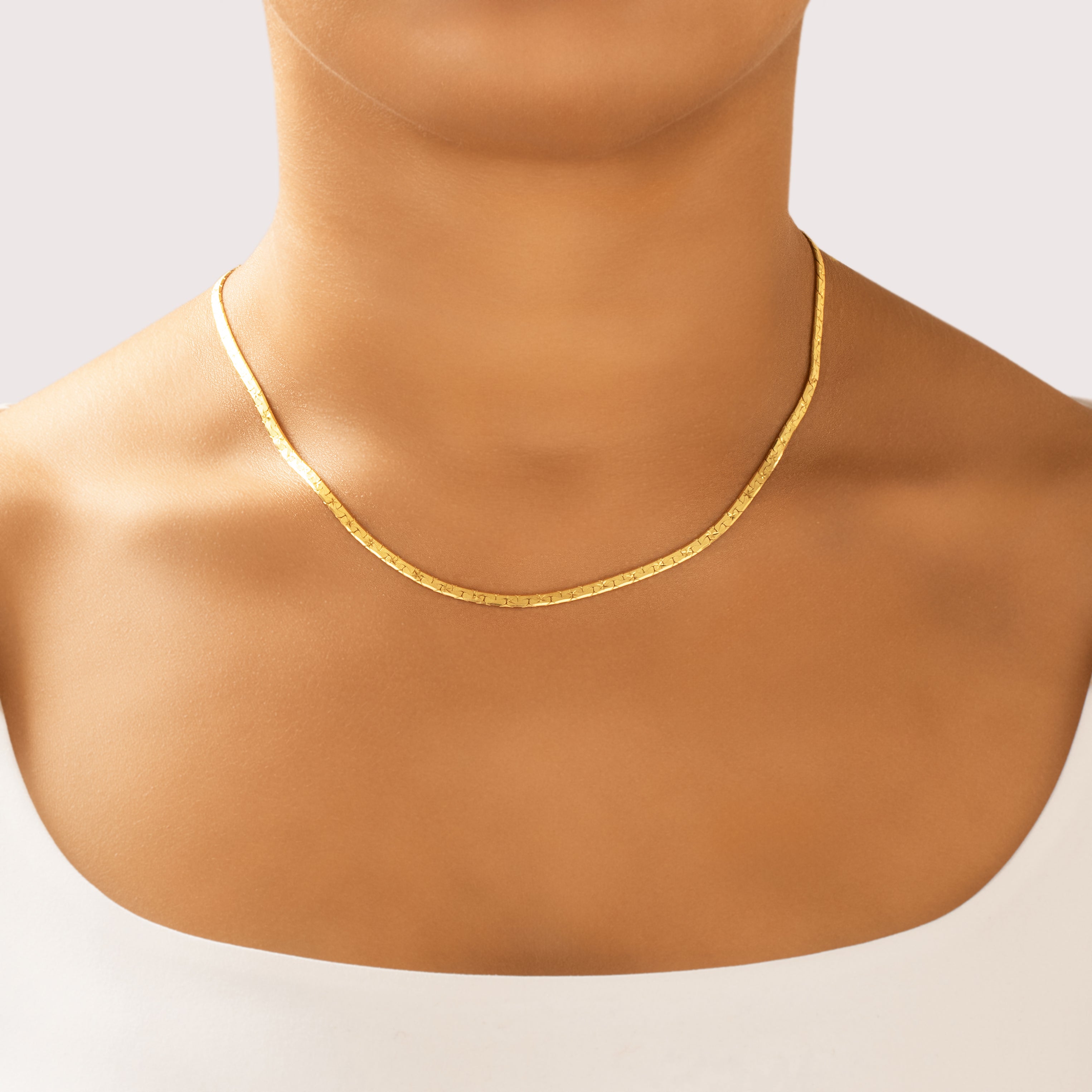Vintage 18k Yellow Gold Flat Glittering Star-Detail Chain Necklace - On model view