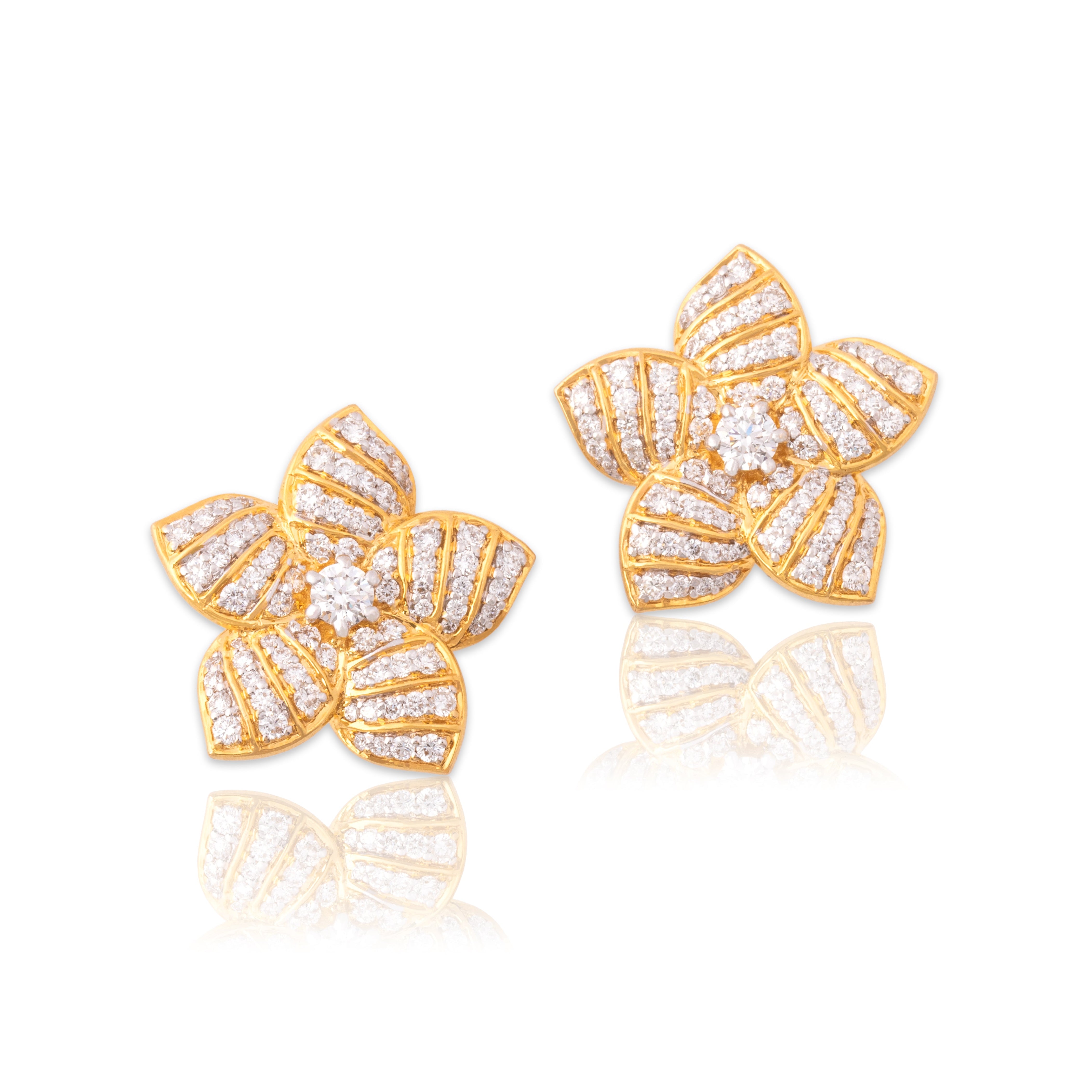 Vintage Large 18k Yellow Gold .94cttw Diamond Glittering Flower Stud Earrings - Close-up view