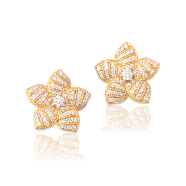 Vintage Large 18k Yellow Gold .94cttw Diamond Glittering Flower Stud Earrings