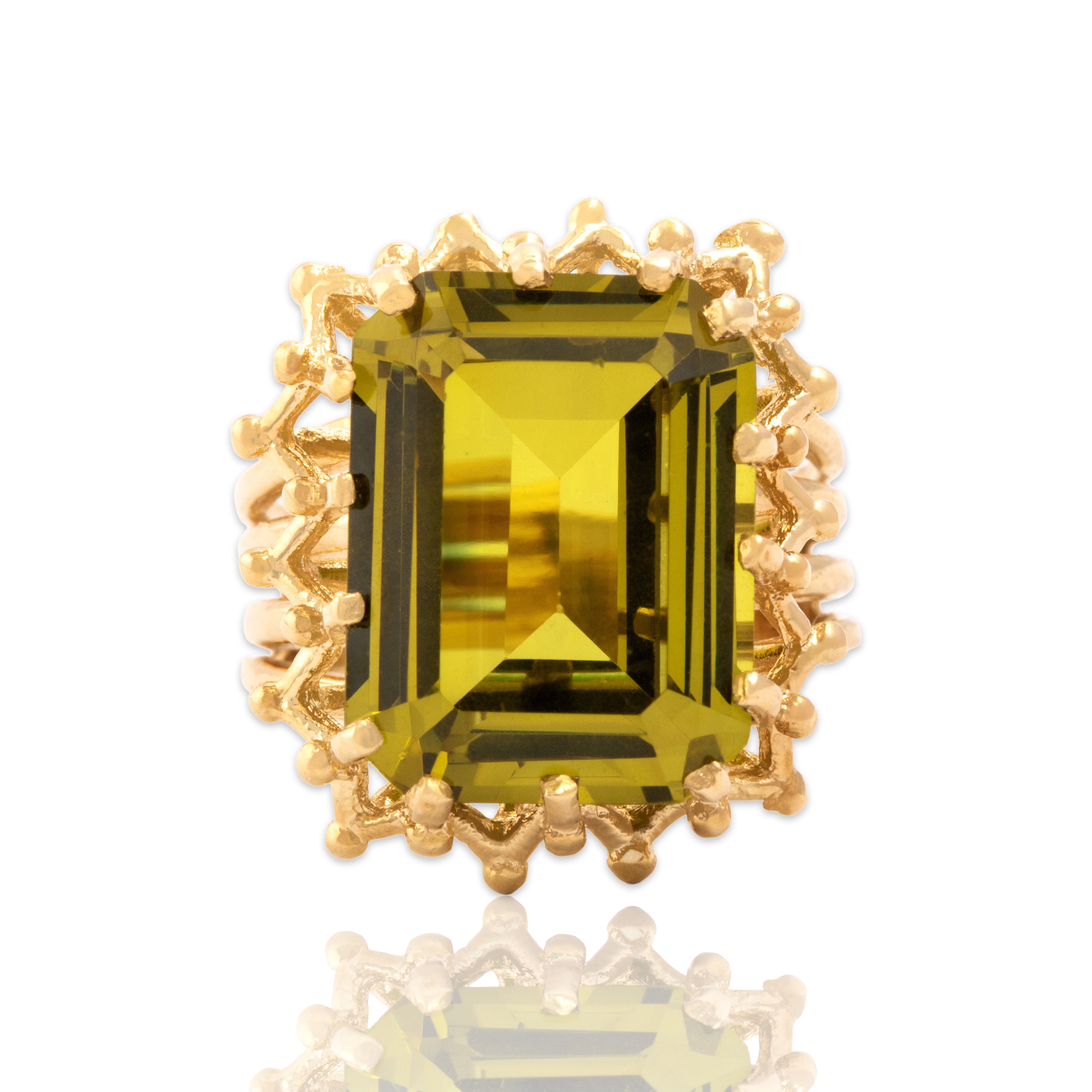 Vintage Large 14k Yellow Gold 13.58ct Olive Green Synthetic Spinel Brutalist Chevron Cocktail Ring - Close-up view