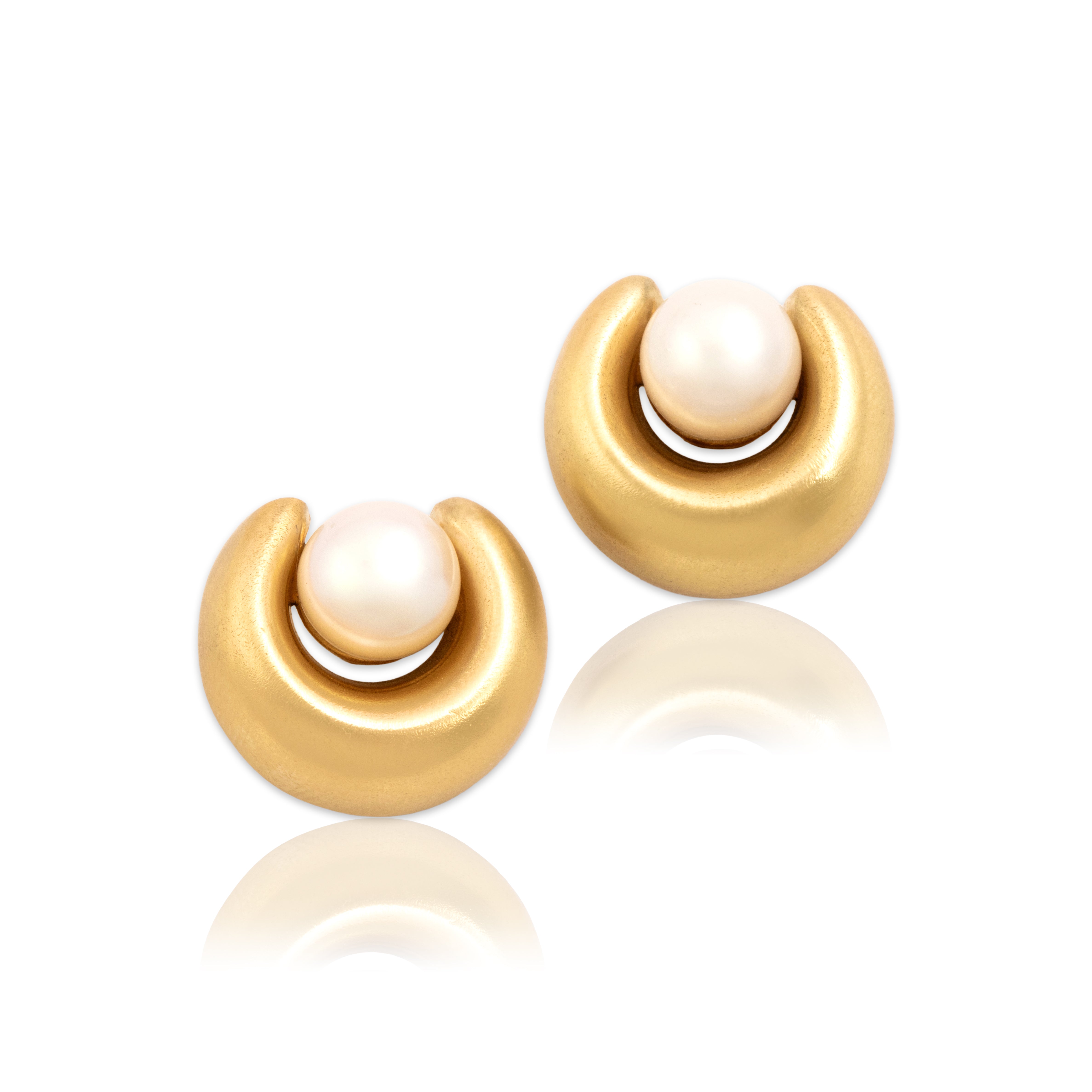 Vintage 18k Yellow Gold Pearl Brushed Crescent Moon Stud Earrings - Close-up view