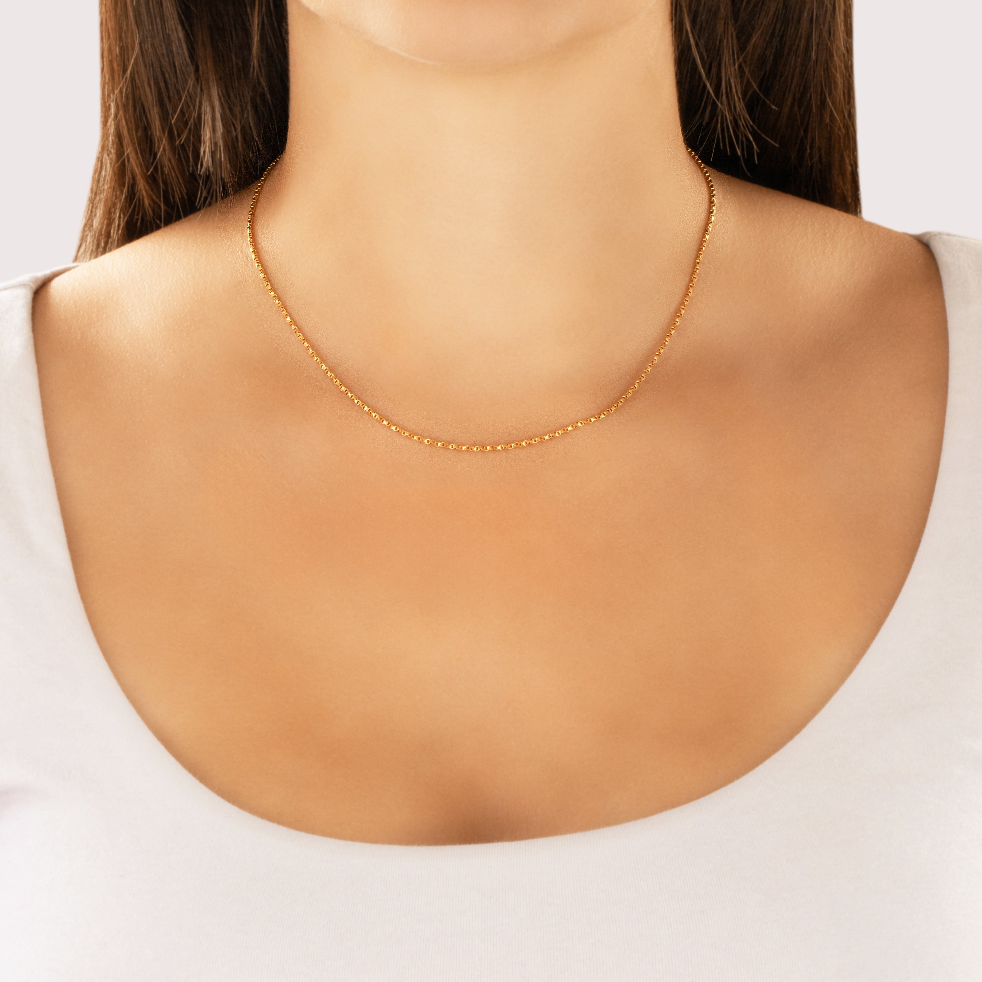 Vintage 18k Yellow Gold Shining Twisted 1.5mm Boxy Rope Chain - On model view