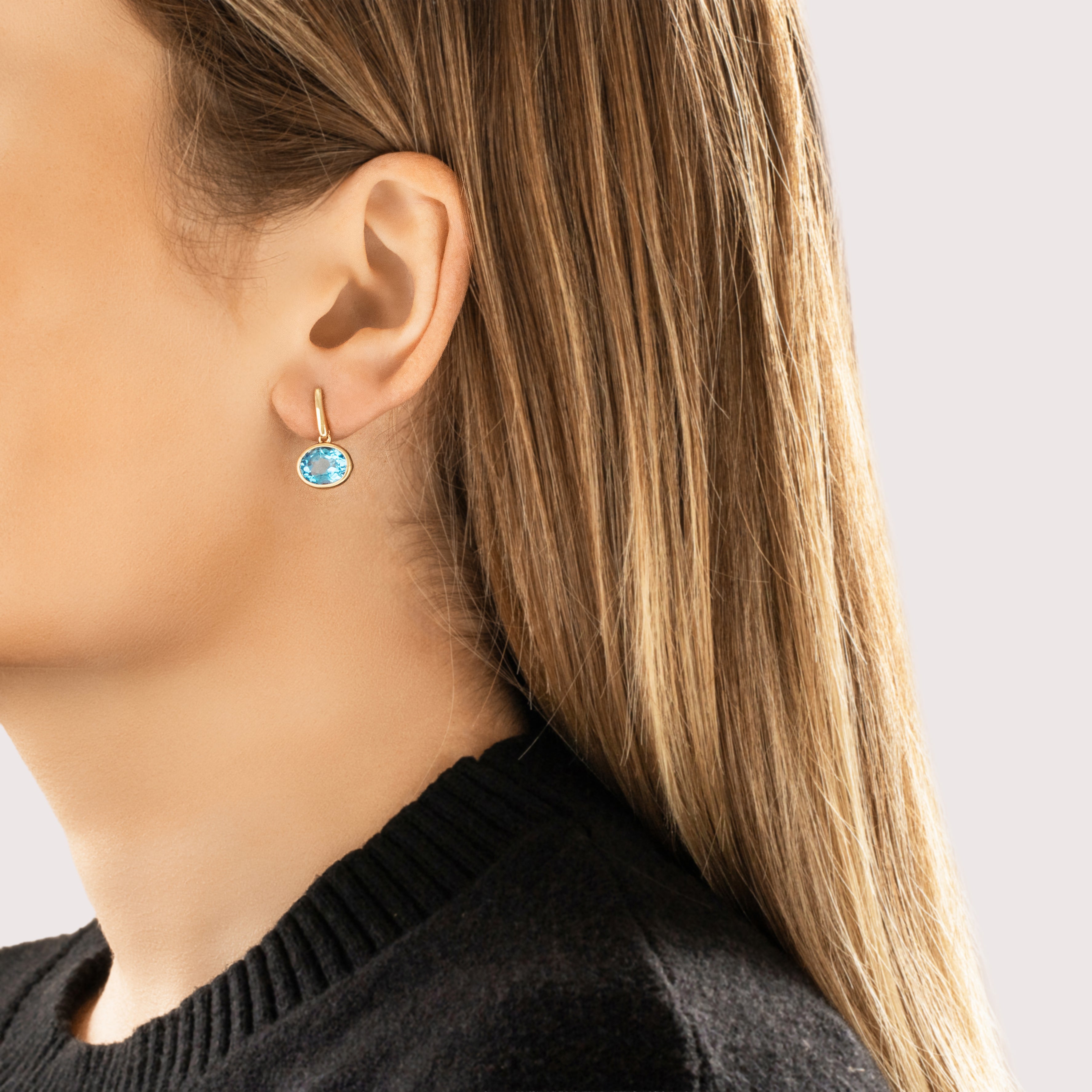 Vintage 14k Yellow Gold 5.89cttw Blue Topaz Chic East-West Bezel Dangle Earrings - On model view