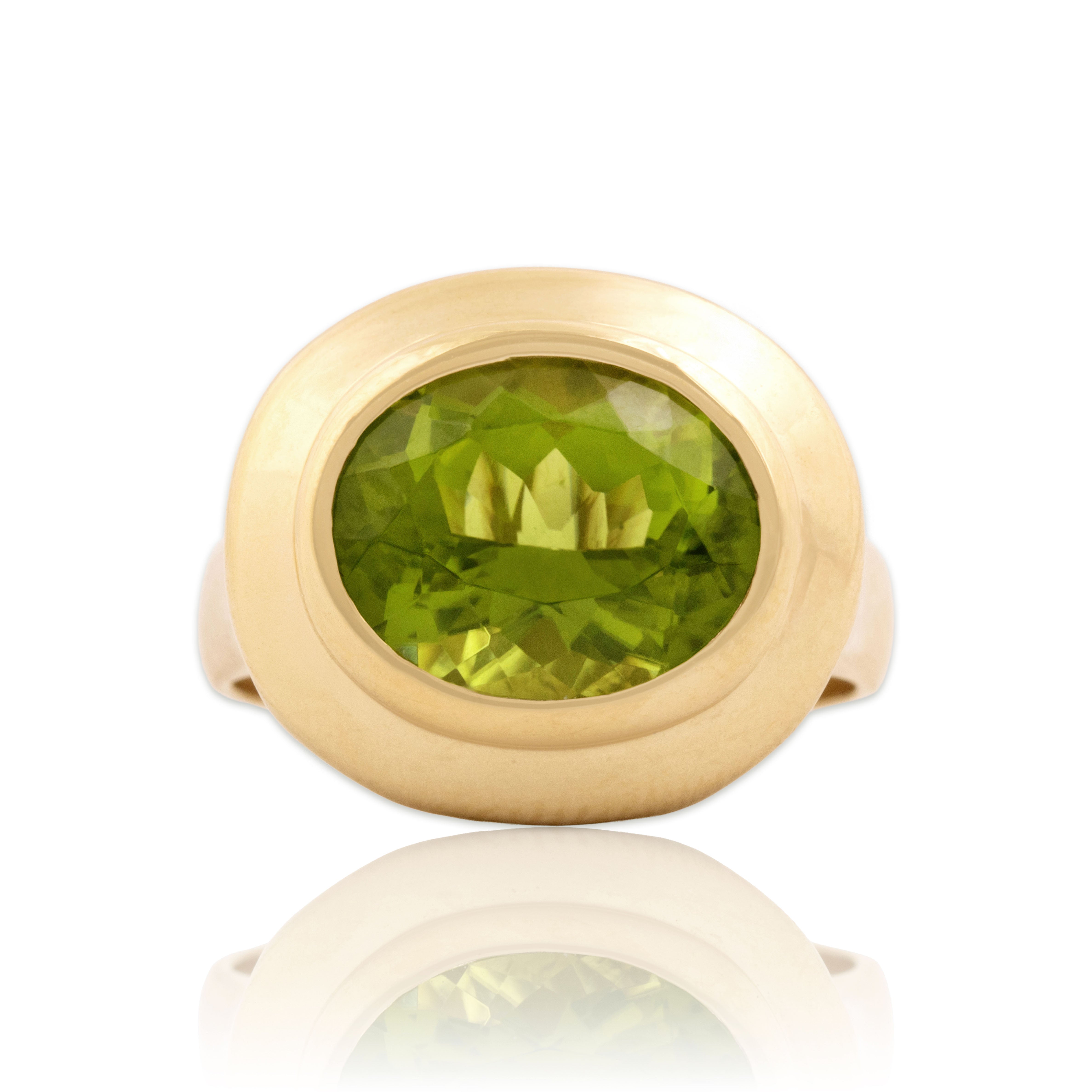 Vintage 14k Yellow Gold 5.03ct Peridot Diamond Swirling East-West Bezel Setting Ring - Close-up view