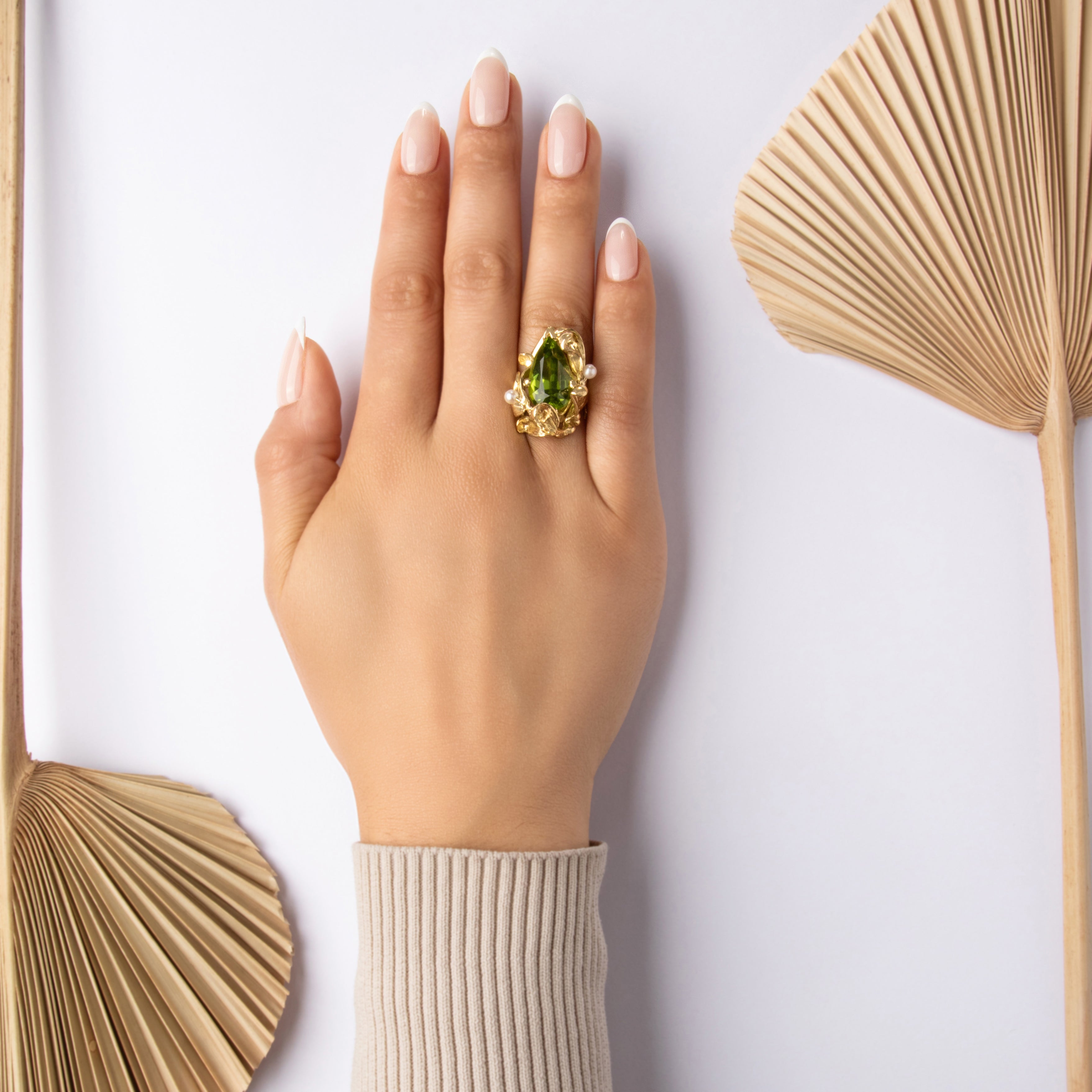 Vintage Heavy 18k Yellow Gold 9.98ct Peridot Pearl Leafy Artistic Sculptural Statement Ring - On model view