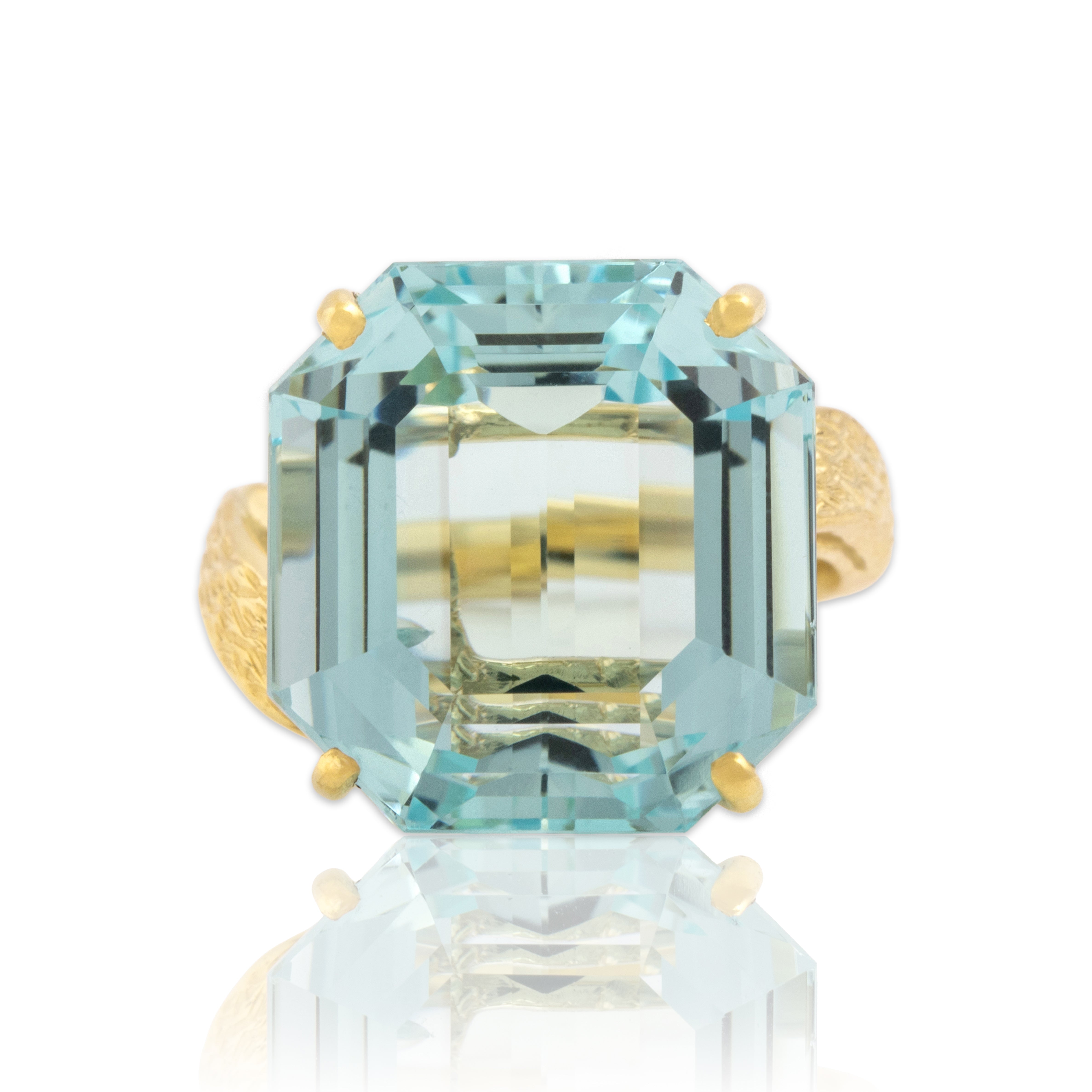 Vintage 18k Yellow Gold 16.27ct Aquamarine Fabulous Flashing Naturalistic Textured Cocktail Ring - Close-up view