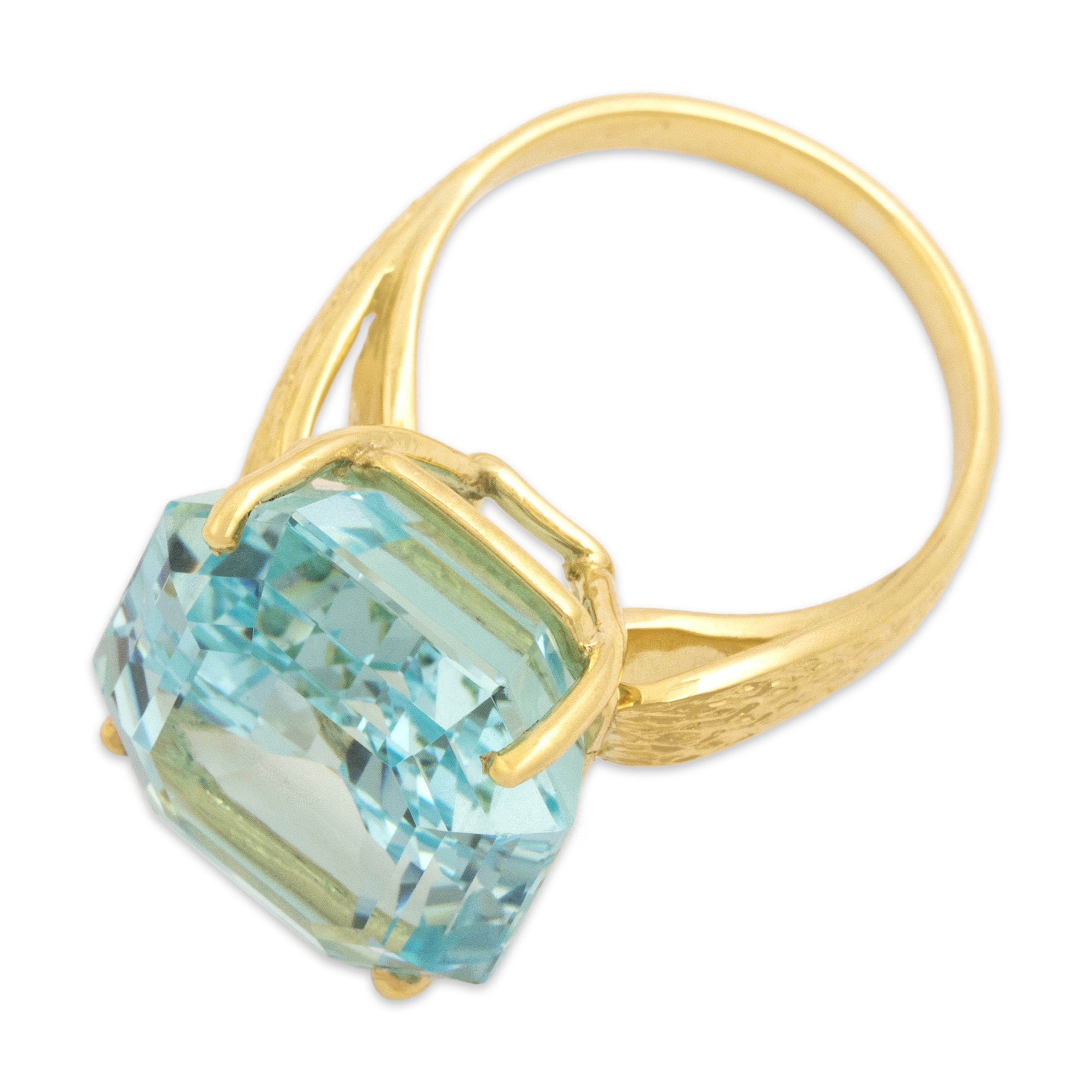 Vintage 18k Yellow Gold 16.27ct Aquamarine Fabulous Flashing Naturalistic Textured Cocktail Ring - Overall view