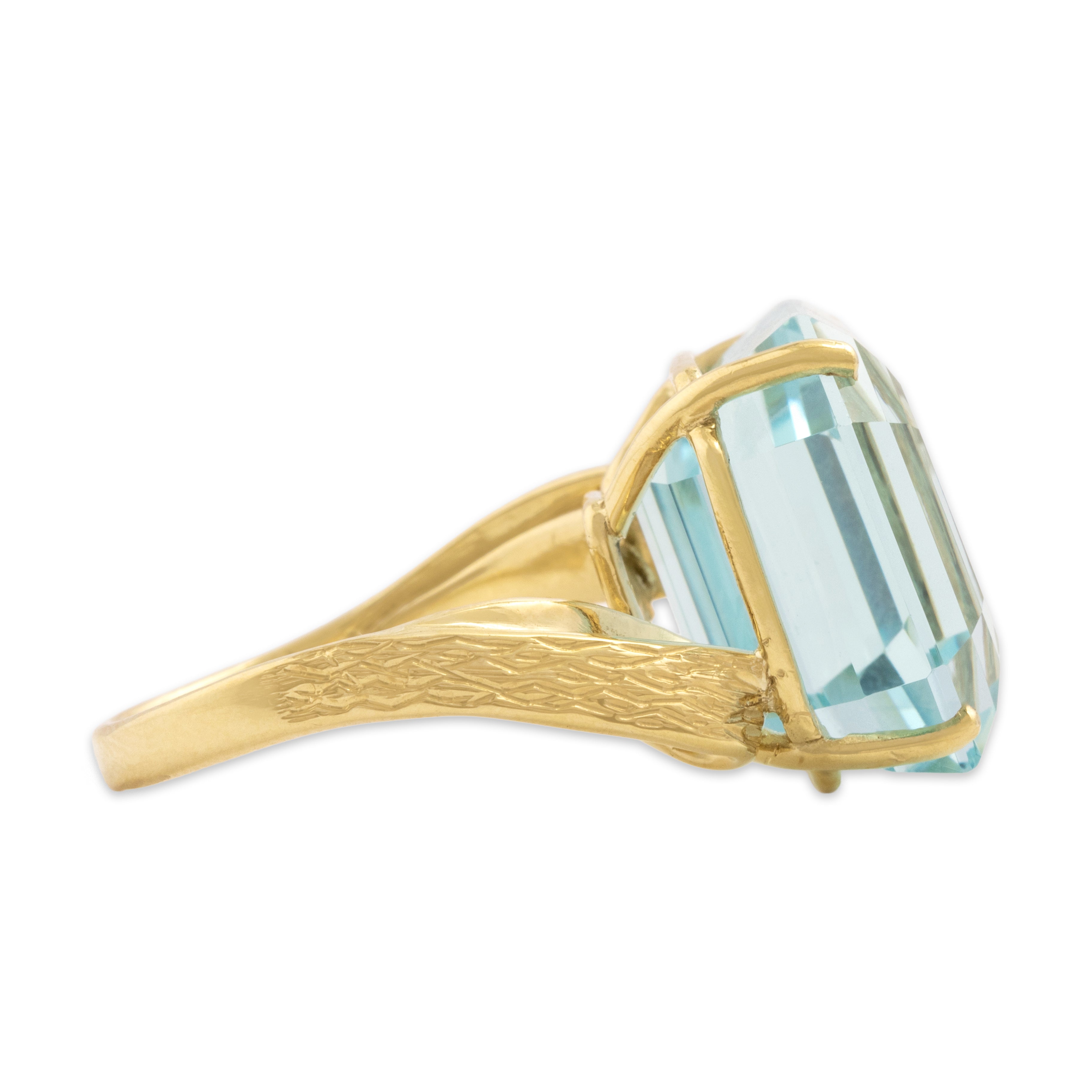 Vintage 18k Yellow Gold 16.27ct Aquamarine Fabulous Flashing Naturalistic Textured Cocktail Ring - Side view
