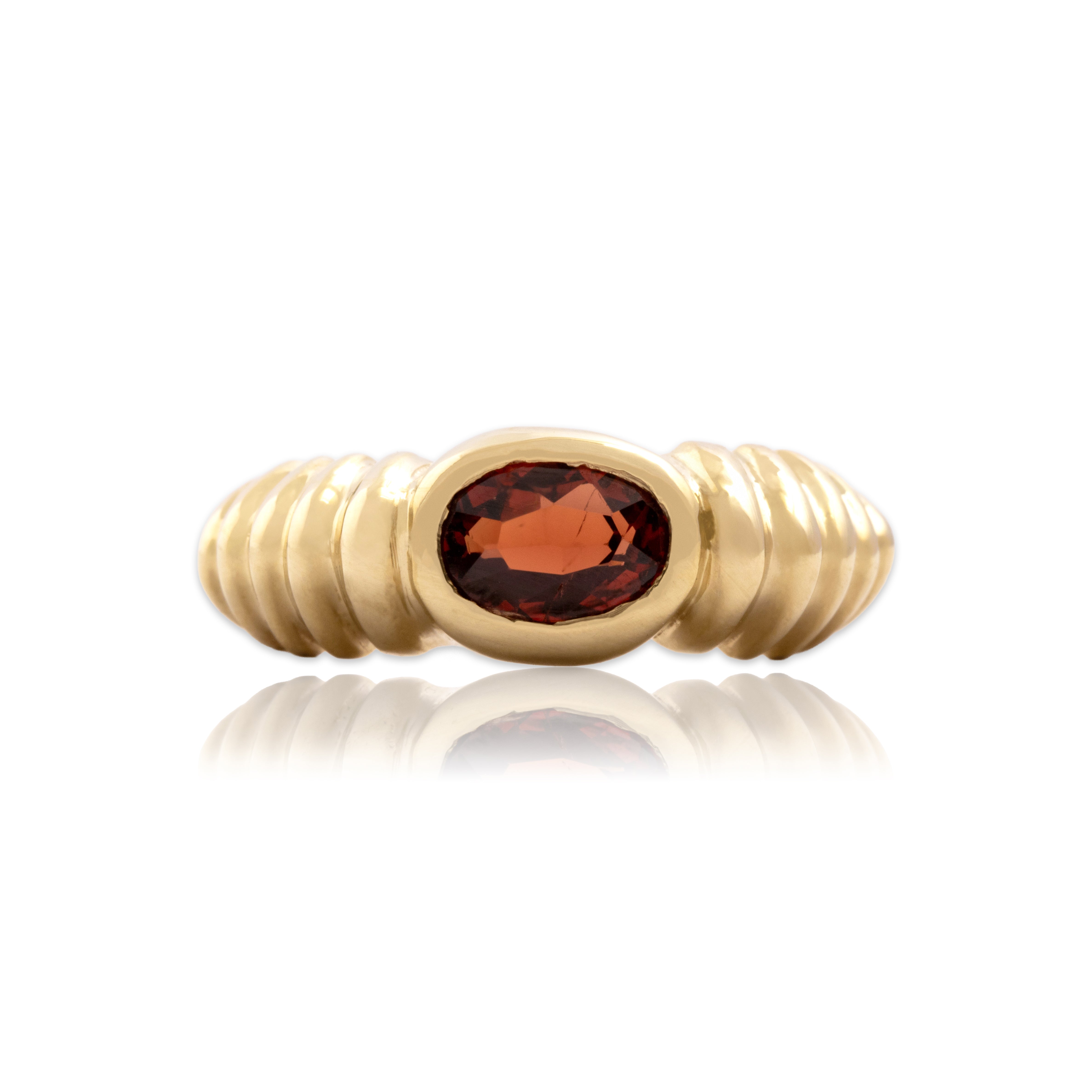 Vintage Heavy 14k Yellow Gold .87ct Garnet East-West Ribbed Bezel Ring - Close-up view
