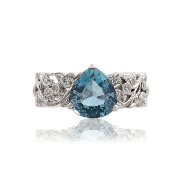 Vintage 18k White Gold 1.5ct Santa Maria Aquamarine Diamond Eternity Ring - Close-up view