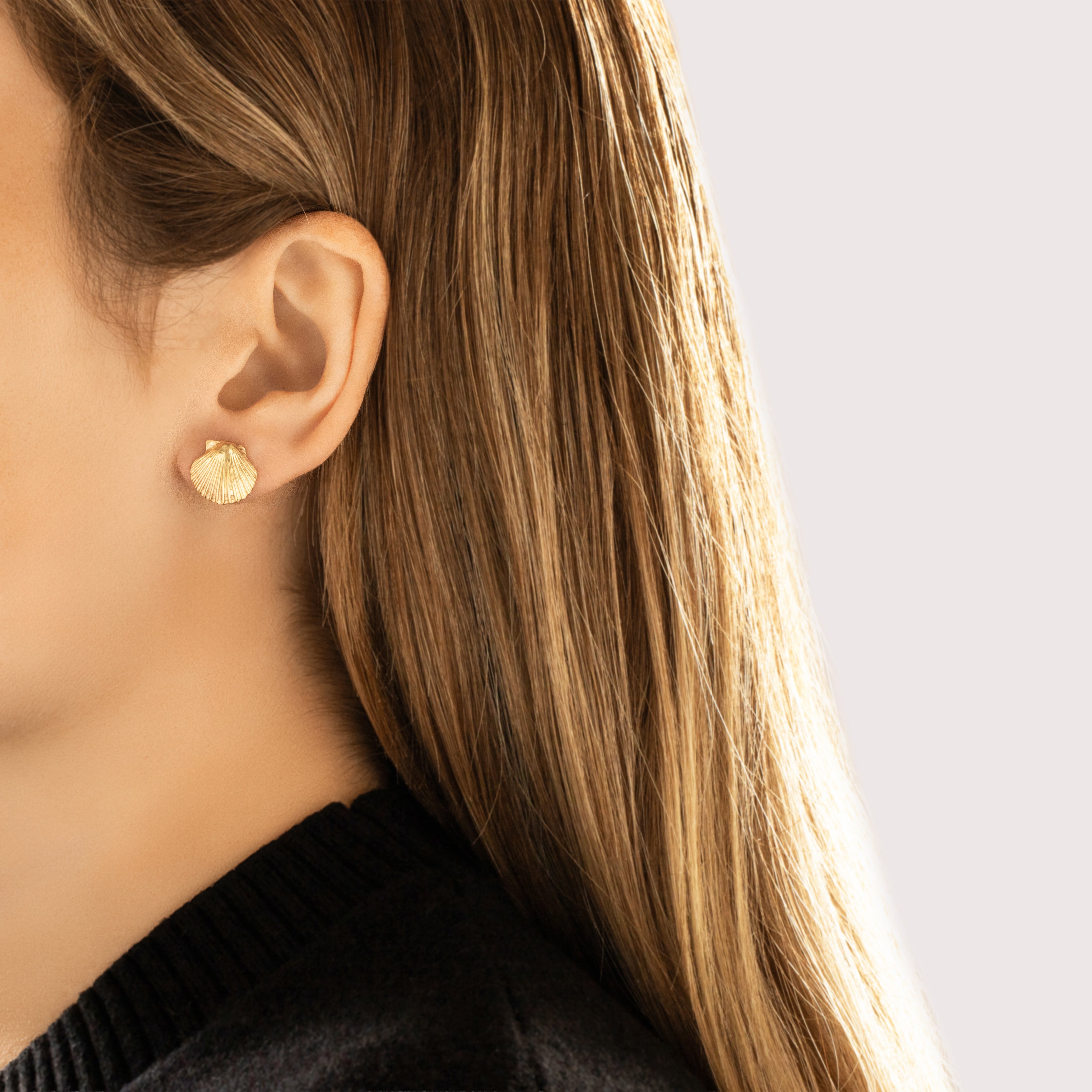 Vintage 14k Yellow Gold Chic Seaside Shell Stud Earrings